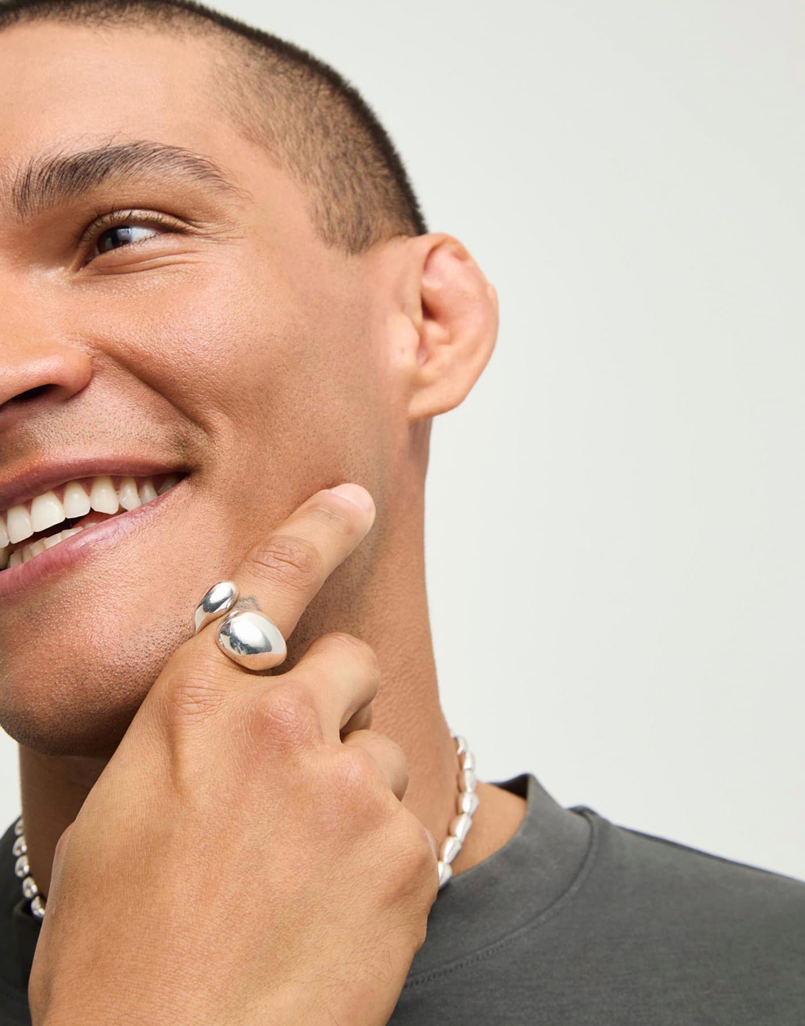 Ring with irregular rounded shapes