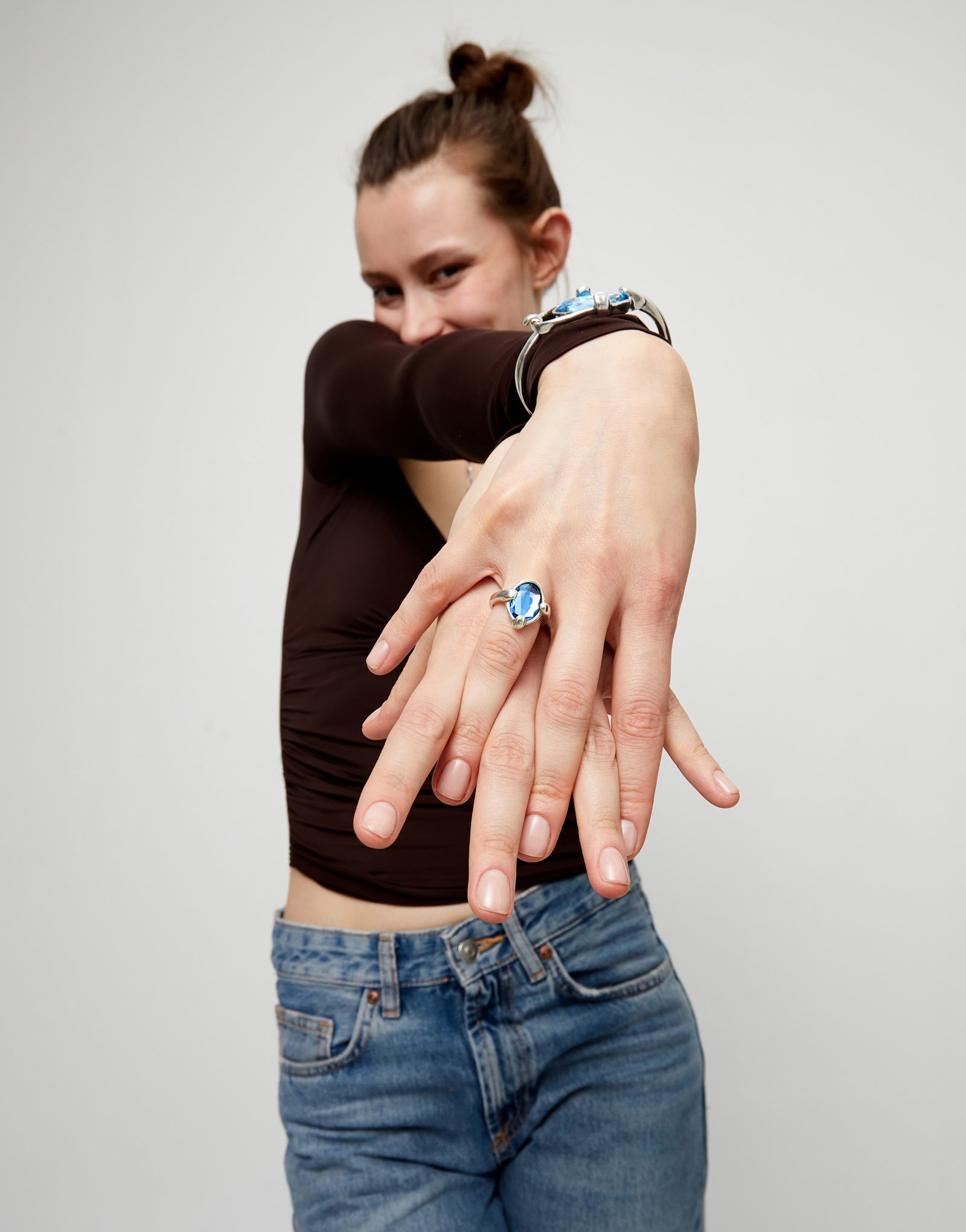 Anillo bañado en plata con cristal facetado ovalado azul, Plateado, large thumbnail