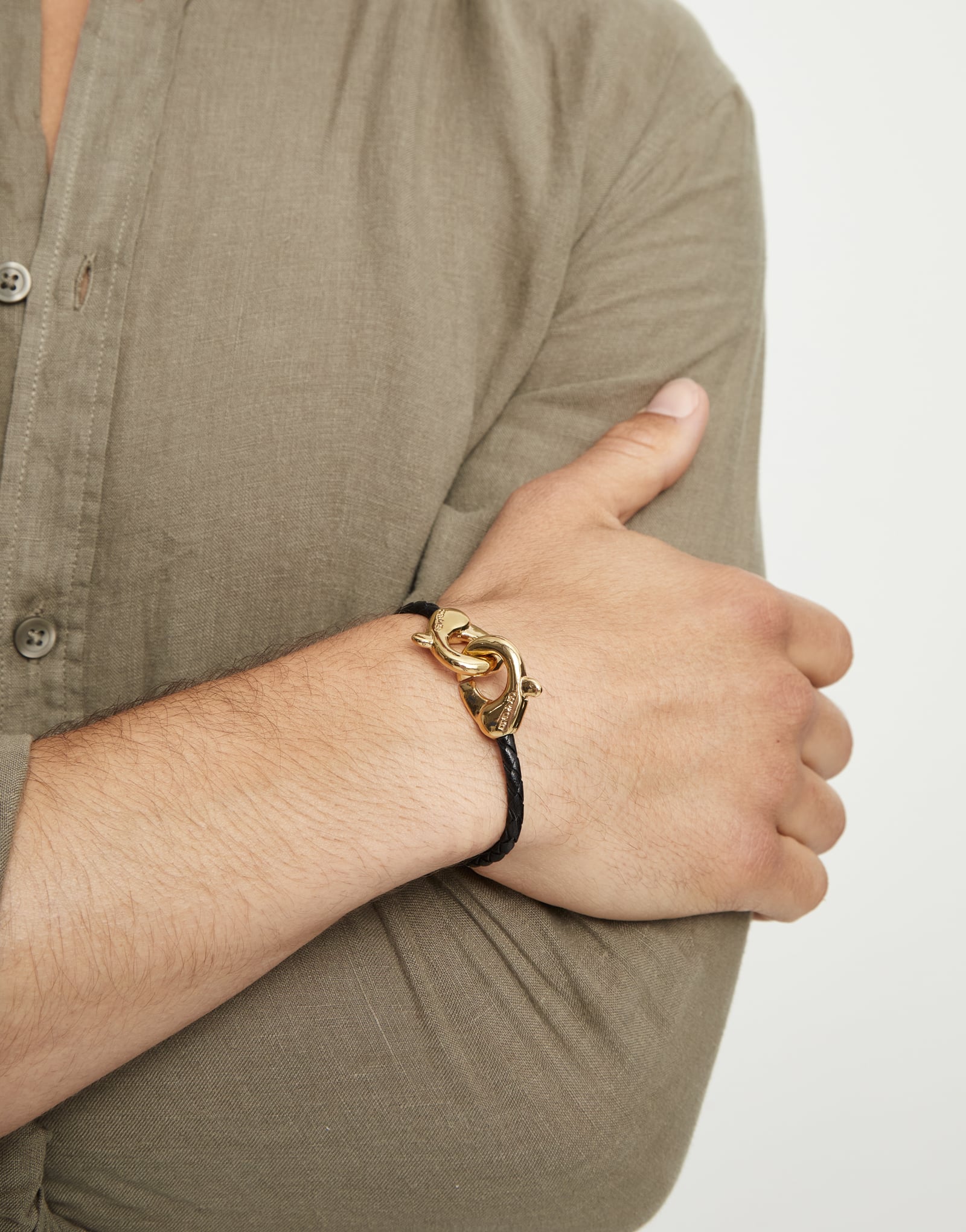 Pulsera de cuero negro con mosquet&oacute;n entrelazado