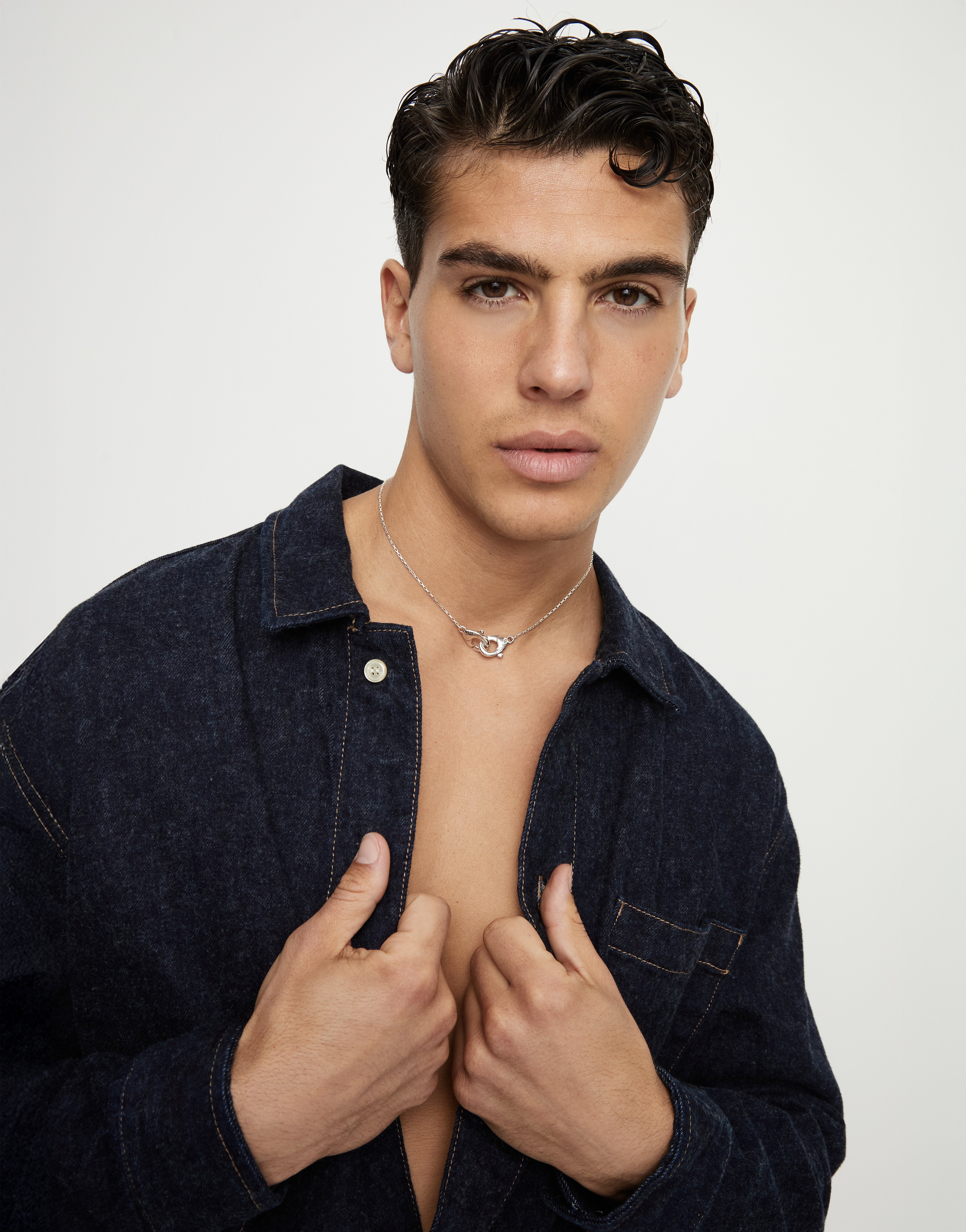 Collar bañado en plata con detalle de mosquetón entrelazado, Plateado, large thumbnail