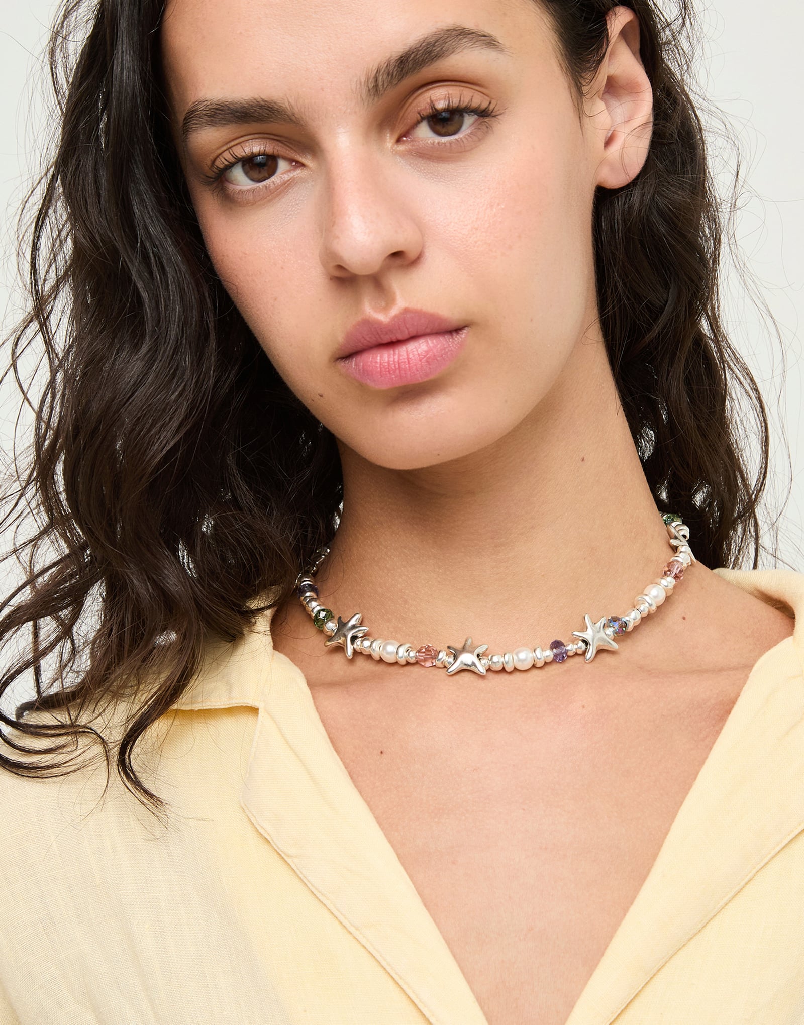 Short necklace with crystals and small starfishes