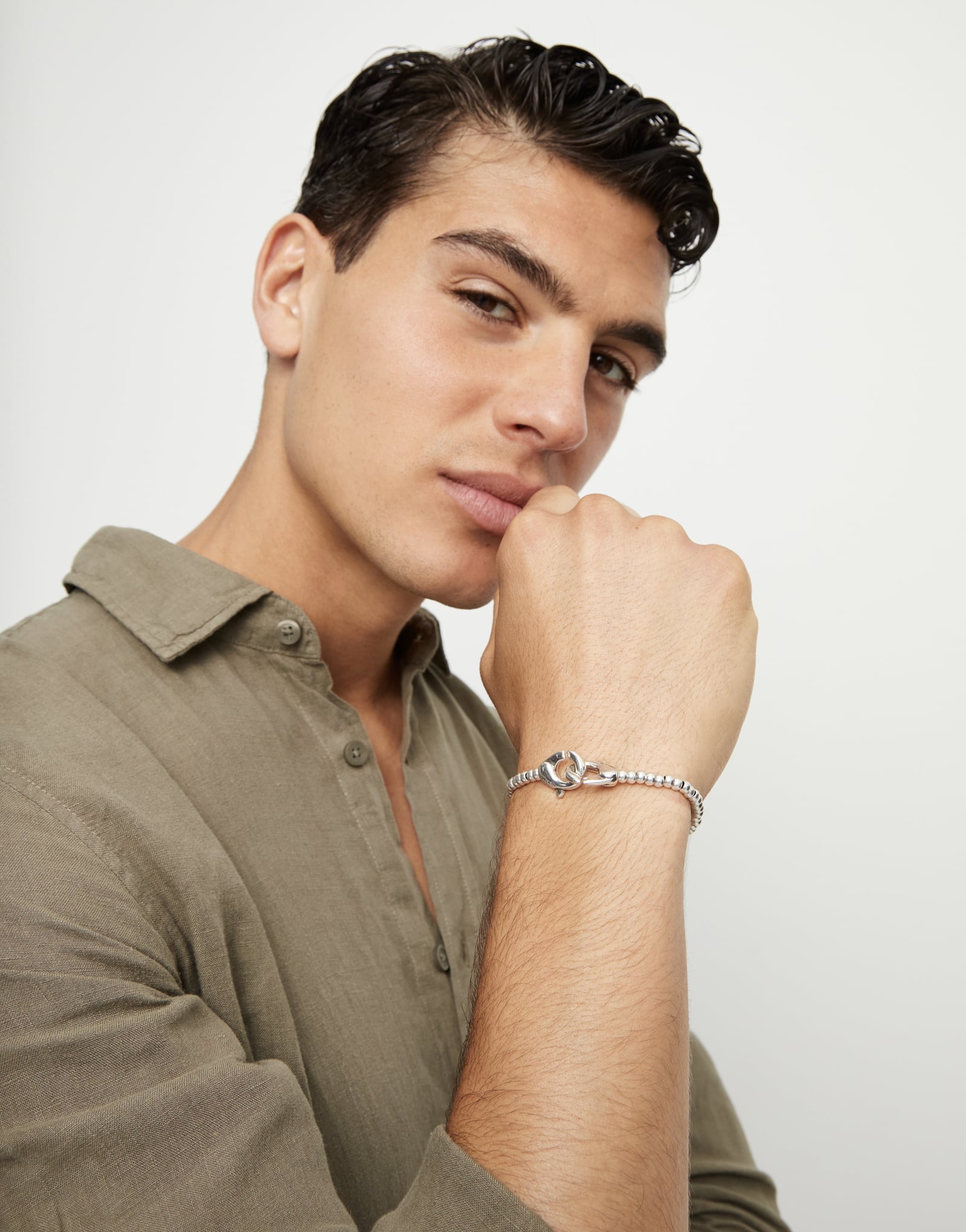 Armband mit kleinen Kugeln und verflochtenem Karabiner aus versilbertem Metall