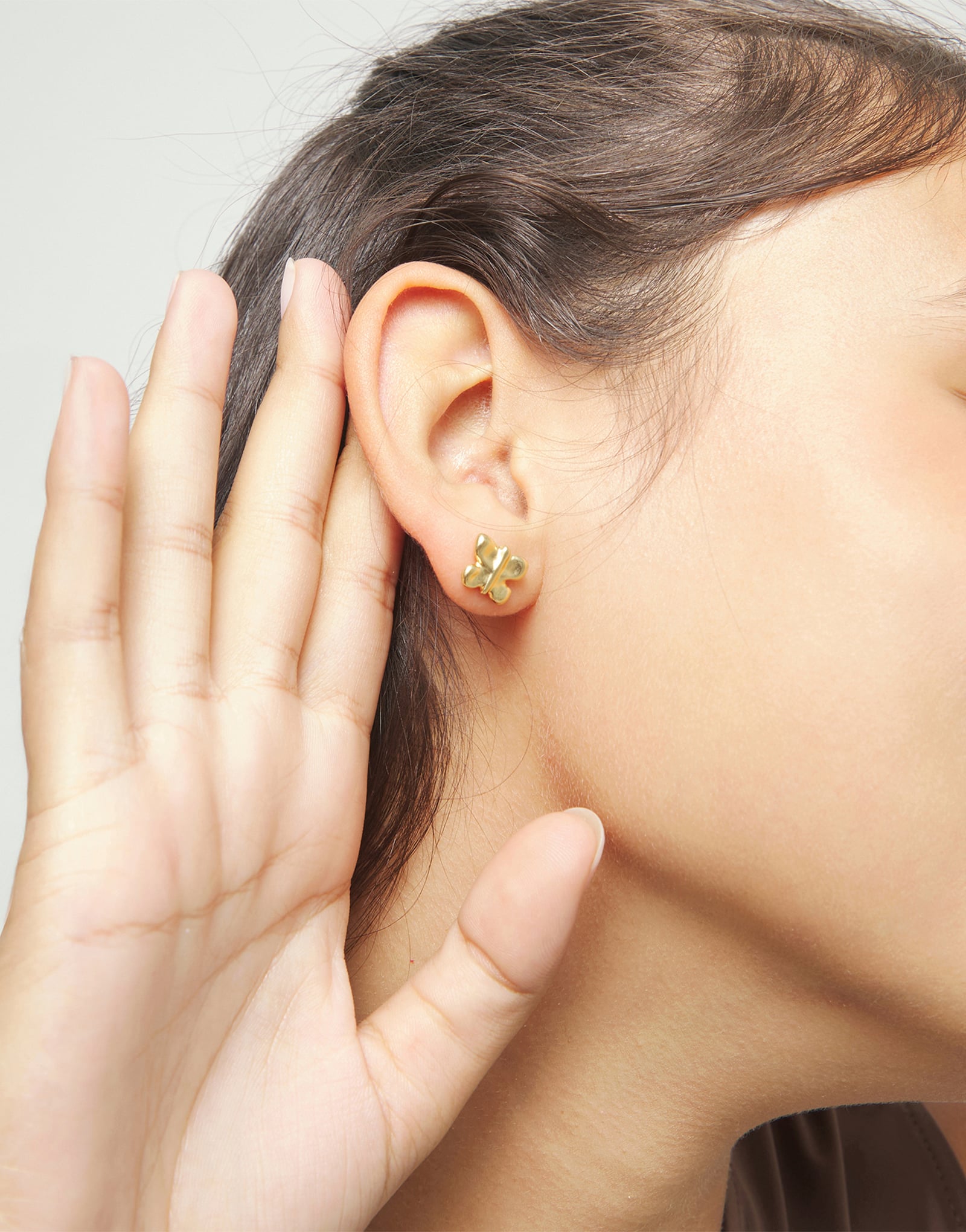 Pendientes peque&ntilde;os con forma de mariposa ba&ntilde;ados en oro 18k