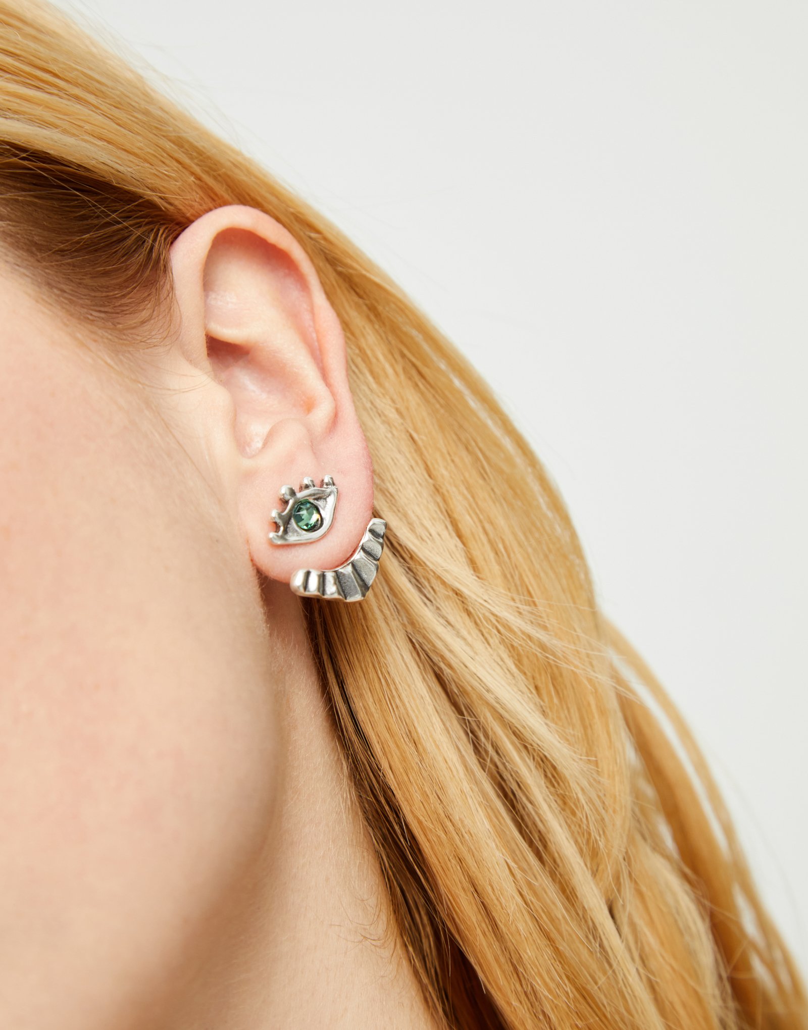 Pendientes bañados en plata en forma de ojo con pestañas y cristal facetado verde, Plateado, large thumbnail