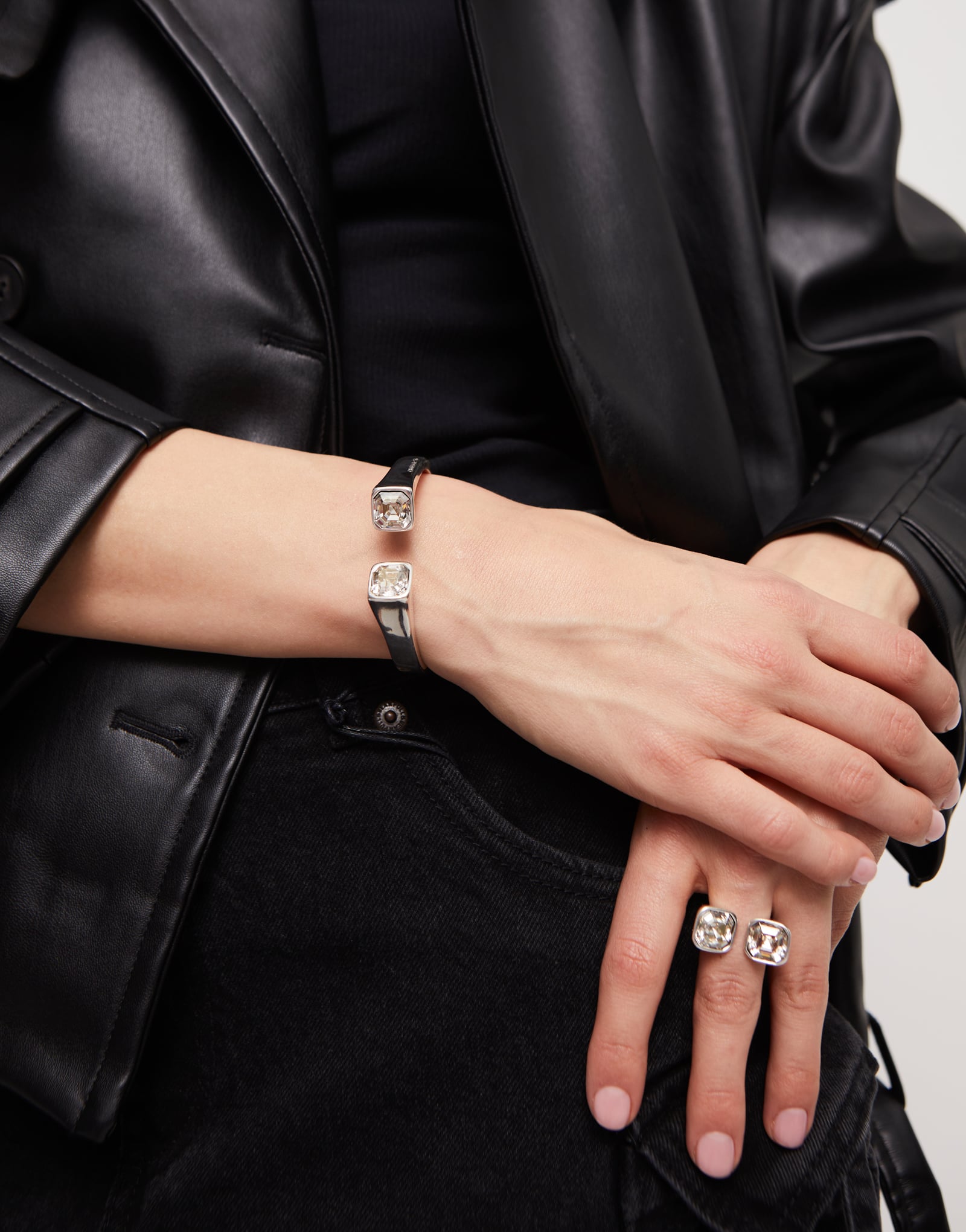 Cuff bracelet with white crystal | UNOde50 United States