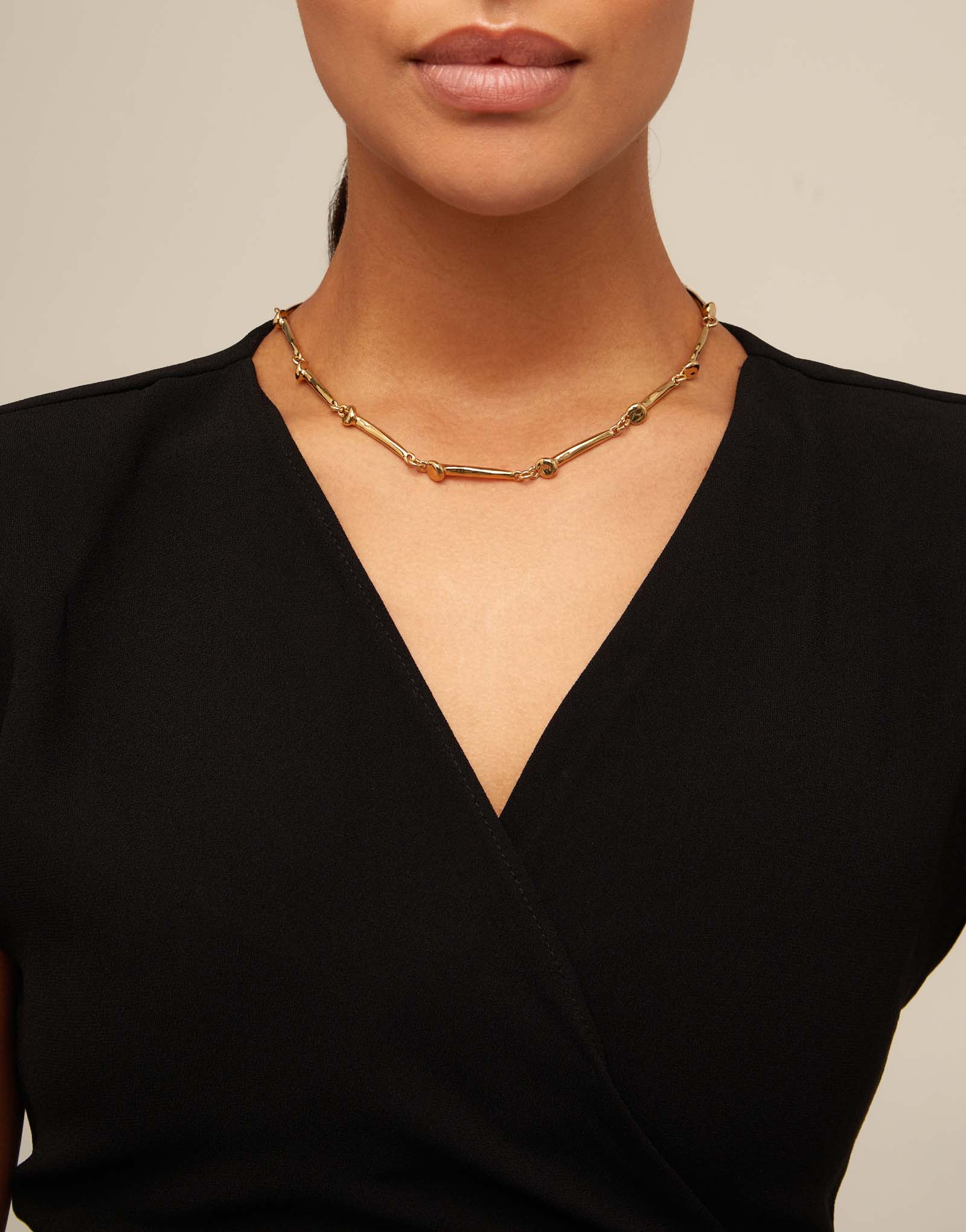 Short necklace with nail-shaped pieces