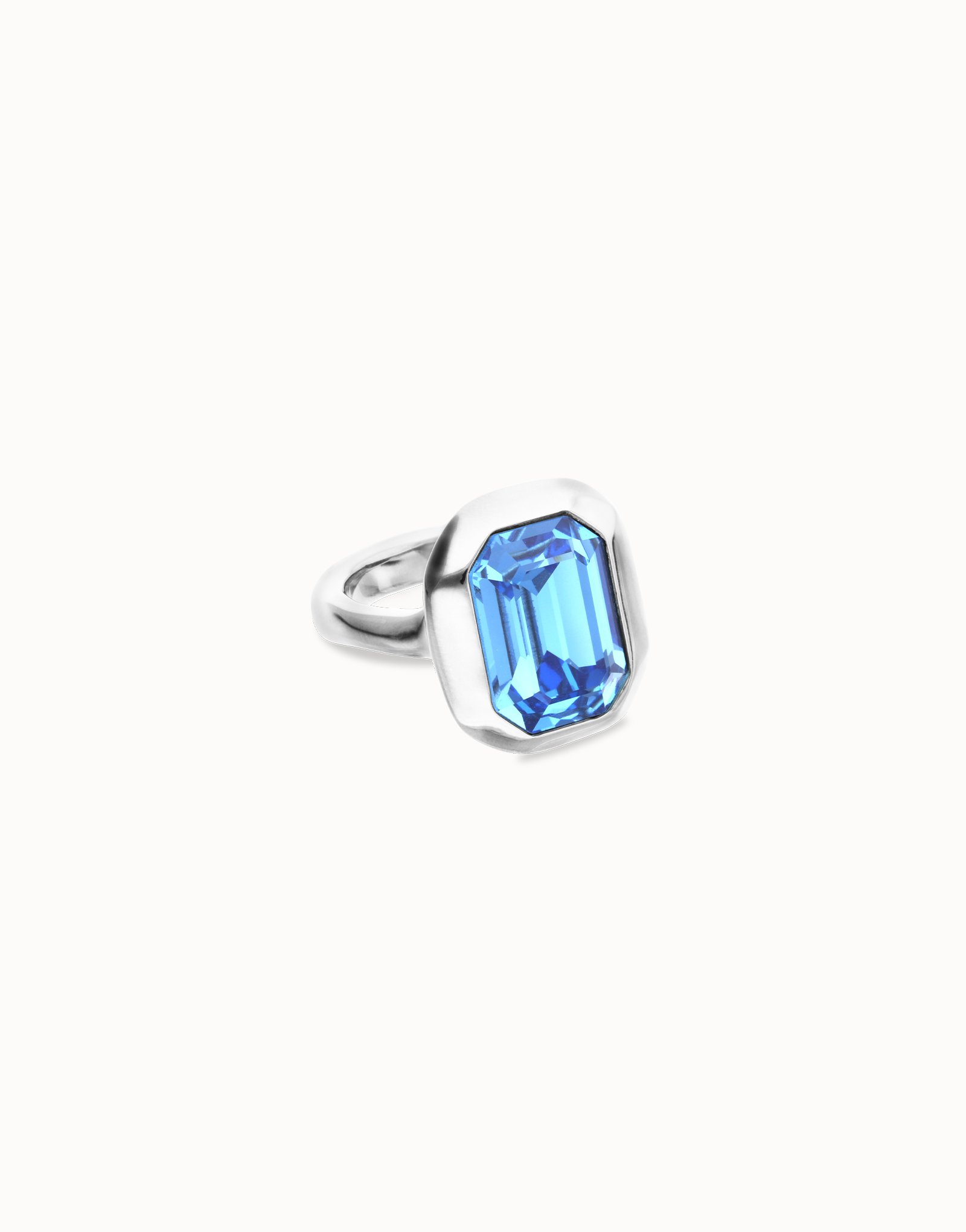 Rectangular ring with blue faceted crystal