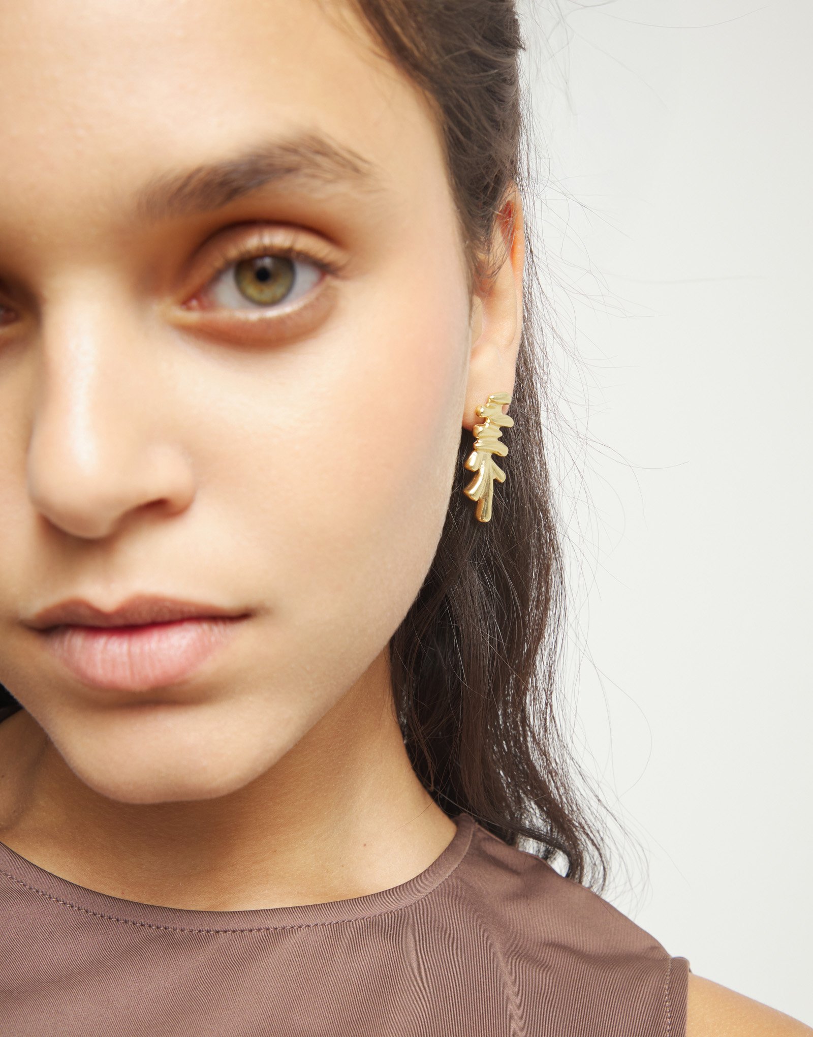 Pendientes alargados ba&ntilde;ados en oro 18k y forma irregular, Dorado, large thumbnail