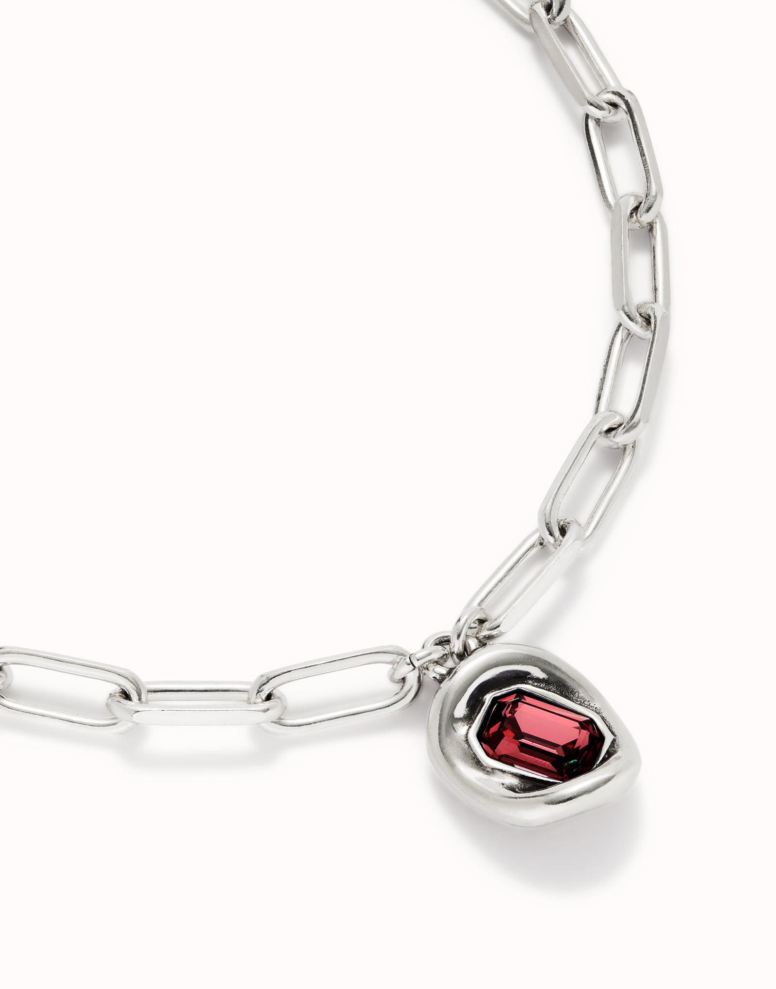 Cadena ba&ntilde;ada en plata de ley con eslabones y cristal rojo