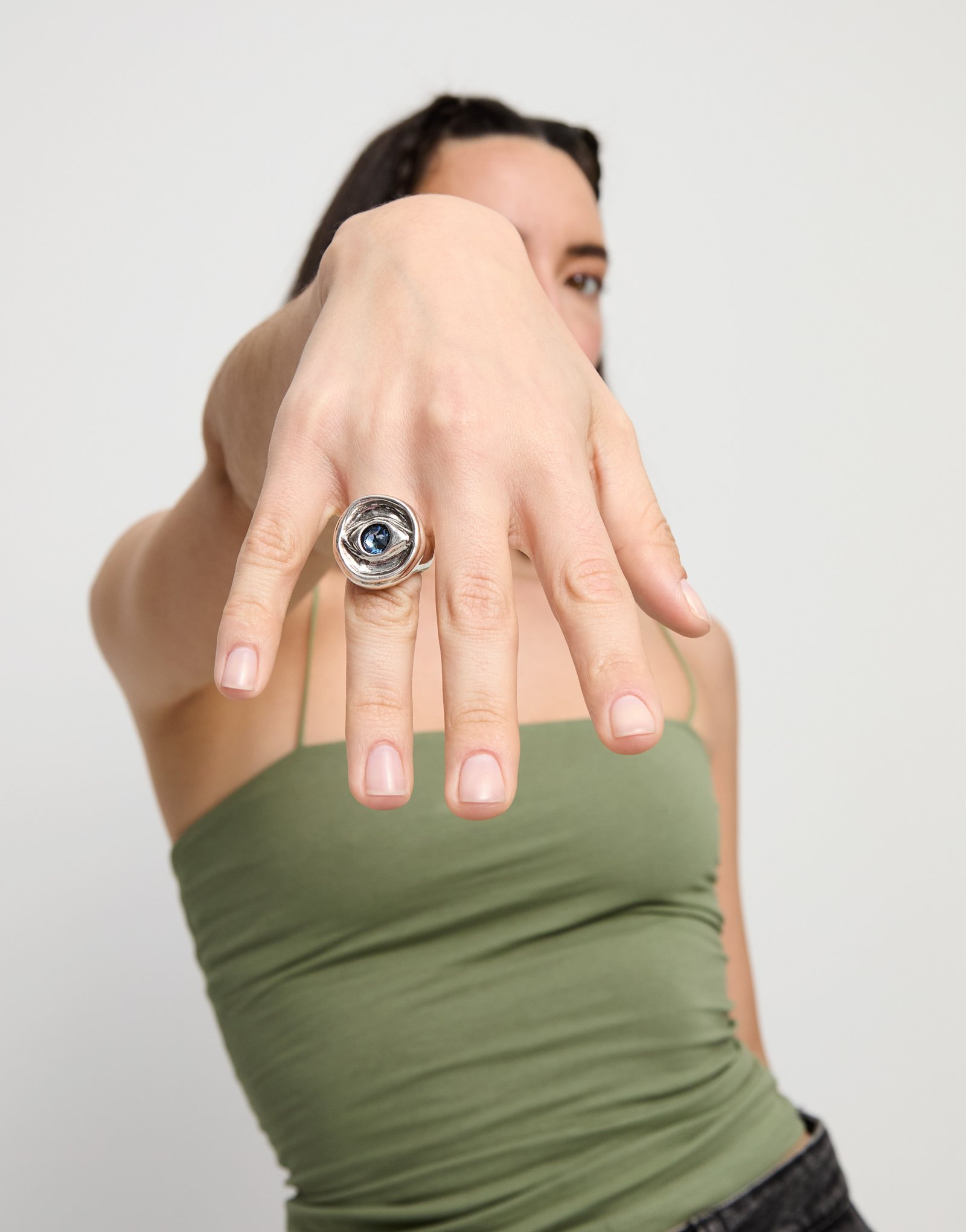 Anillo tipo sello en plata de ley y forma de ojo con cristal facetado azul, Plateado, large thumbnail