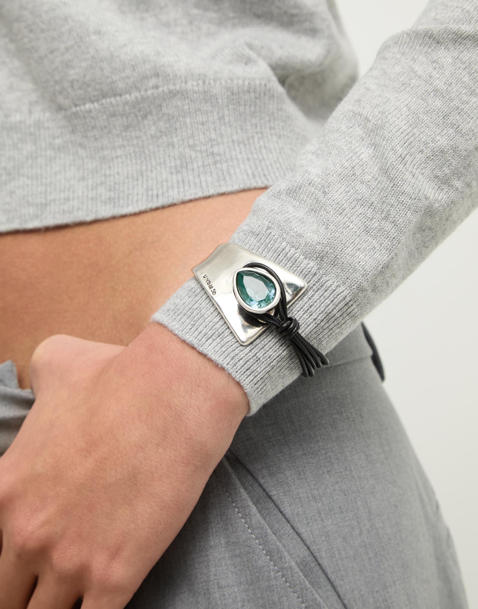 Silver semi-rigid bracelet with leather and a green drop-shaped faceted crystal