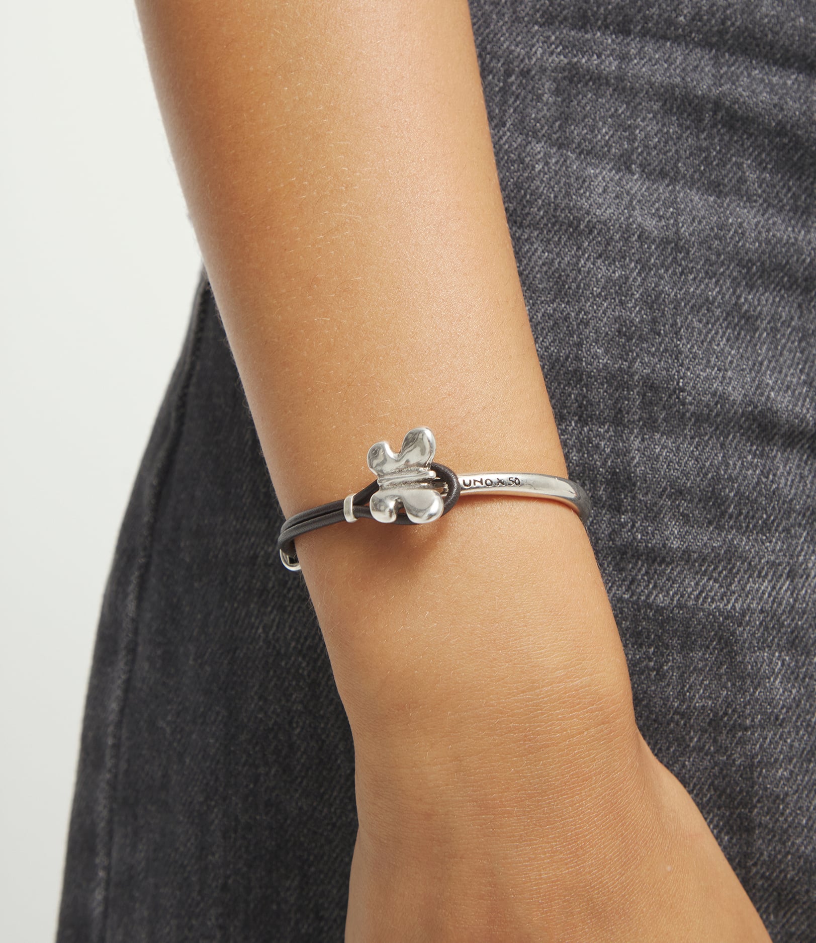 Pulsera combinada en cuero marr&oacute;n y plata de ley con adorno de mariposa