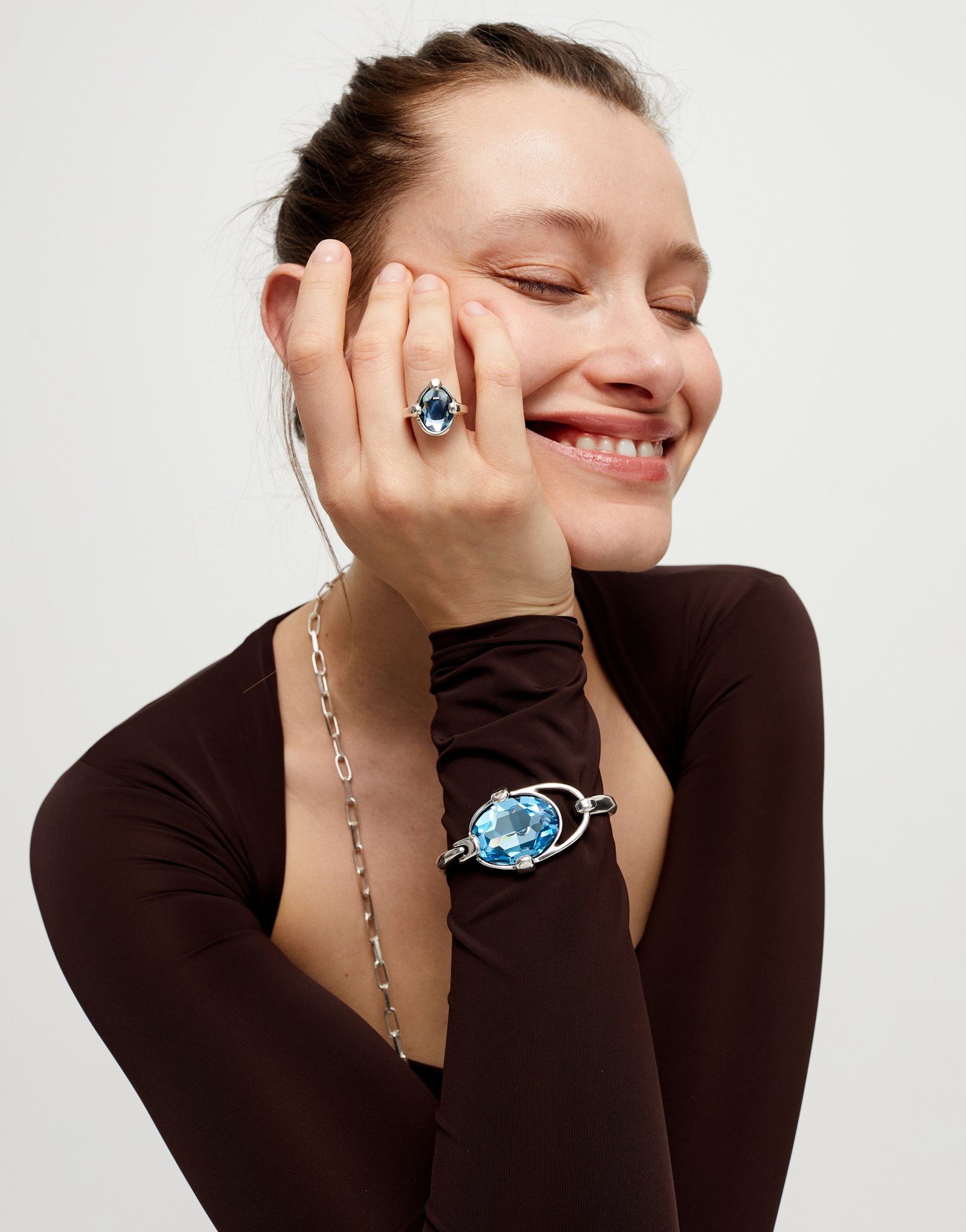 Pulsera rígida bañada en plata de ley con cristal facetado azul, Plateado, large thumbnail