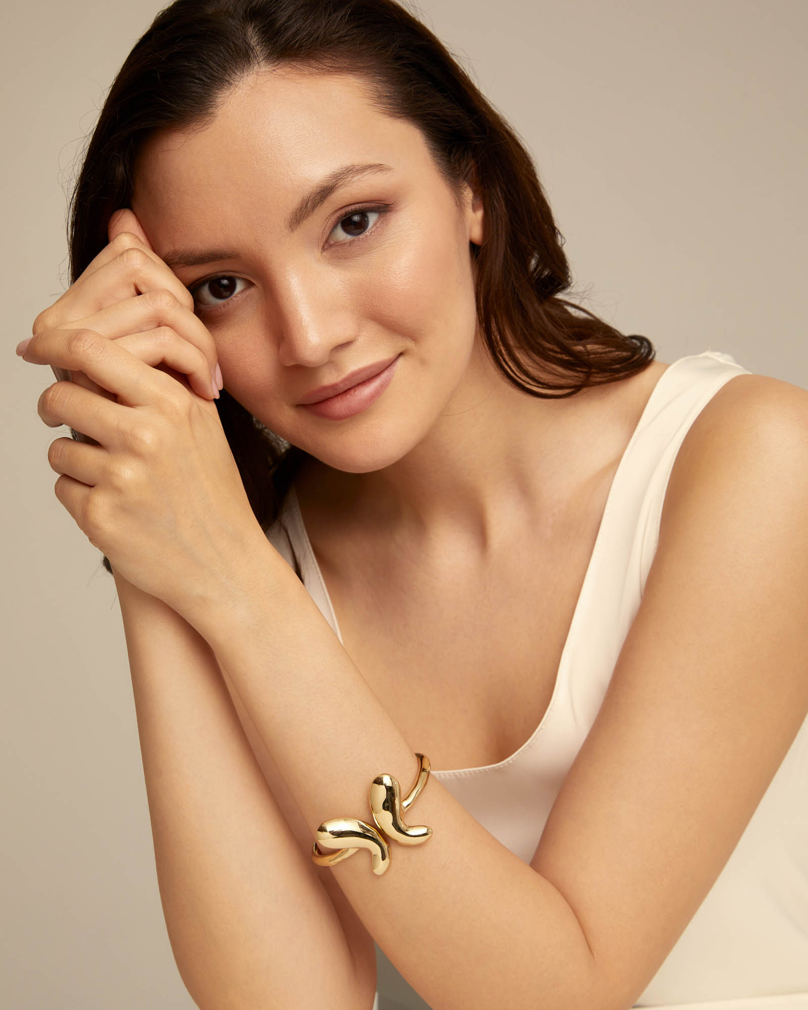 Rigid 18K gold-plated bracelet with an open design and a central butterfly., Golden, large image number null