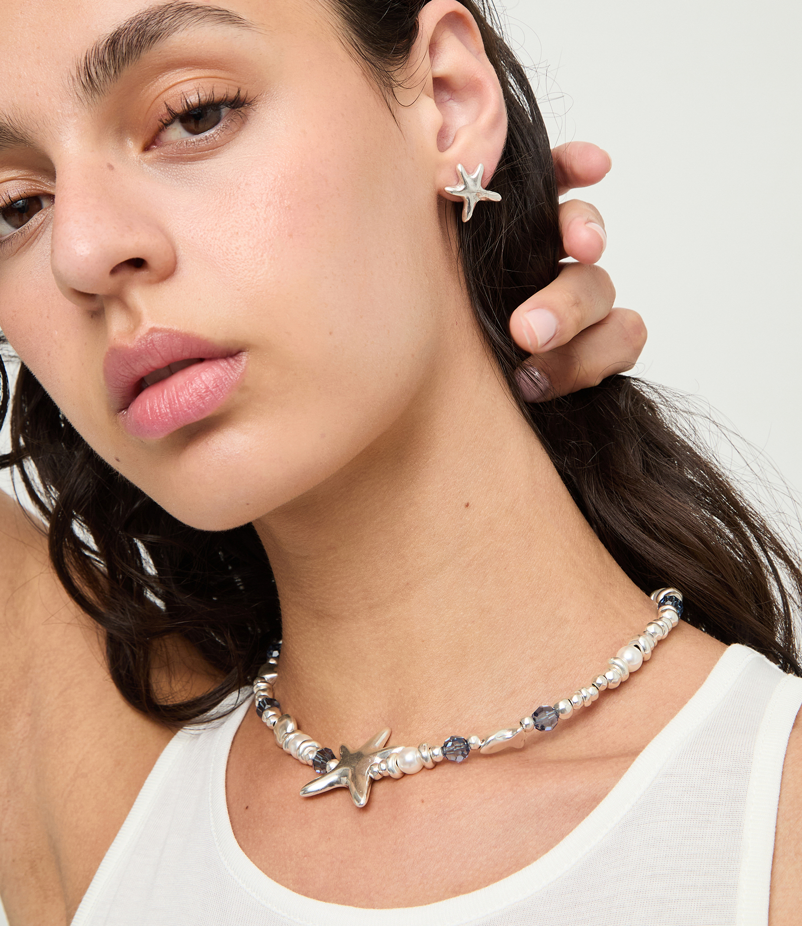 Collar corto ba&ntilde;ado en plata con cristales y estrella de mar grande