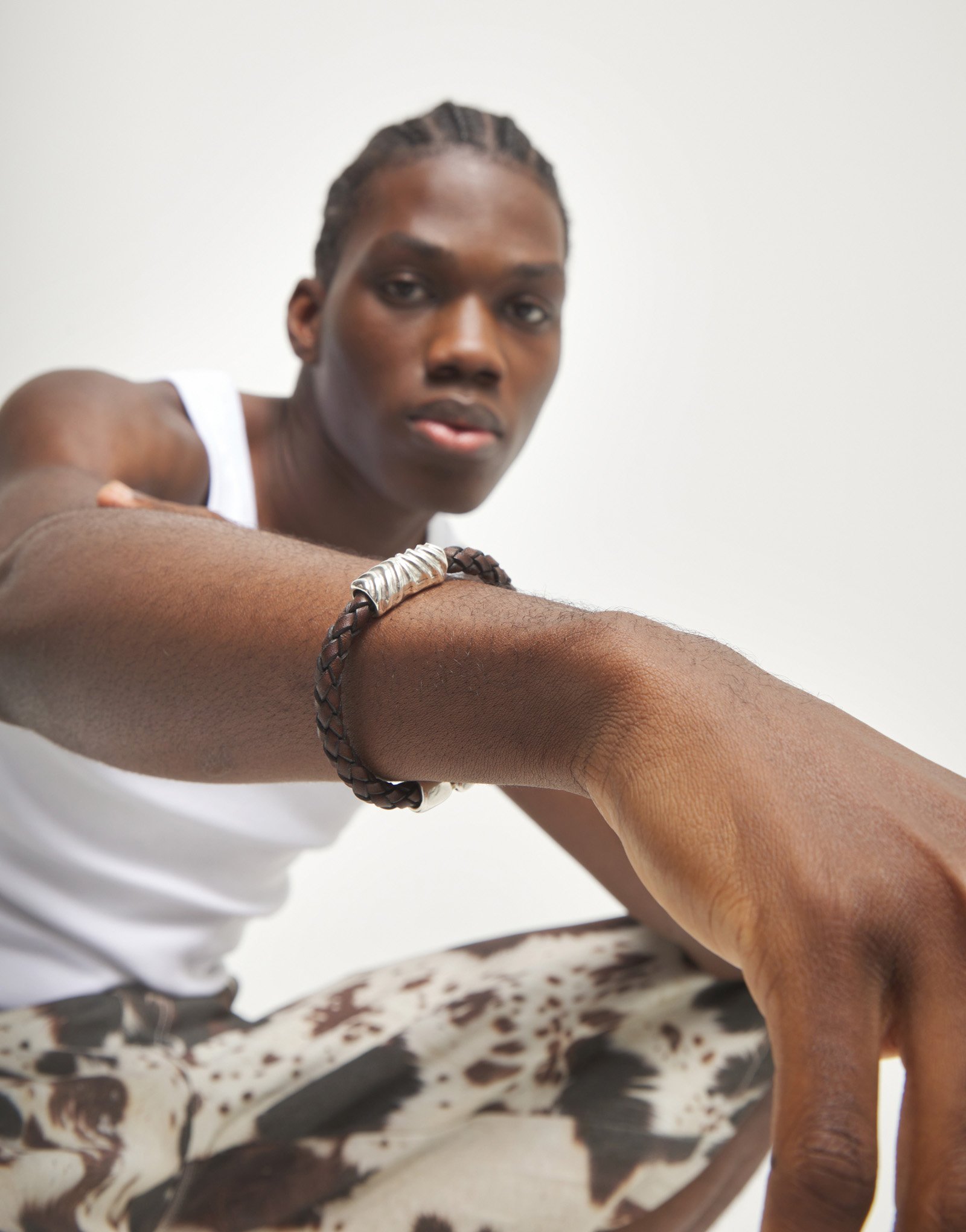 Brown braided leather bracelet with a metal detail, Silver, large thumbnail