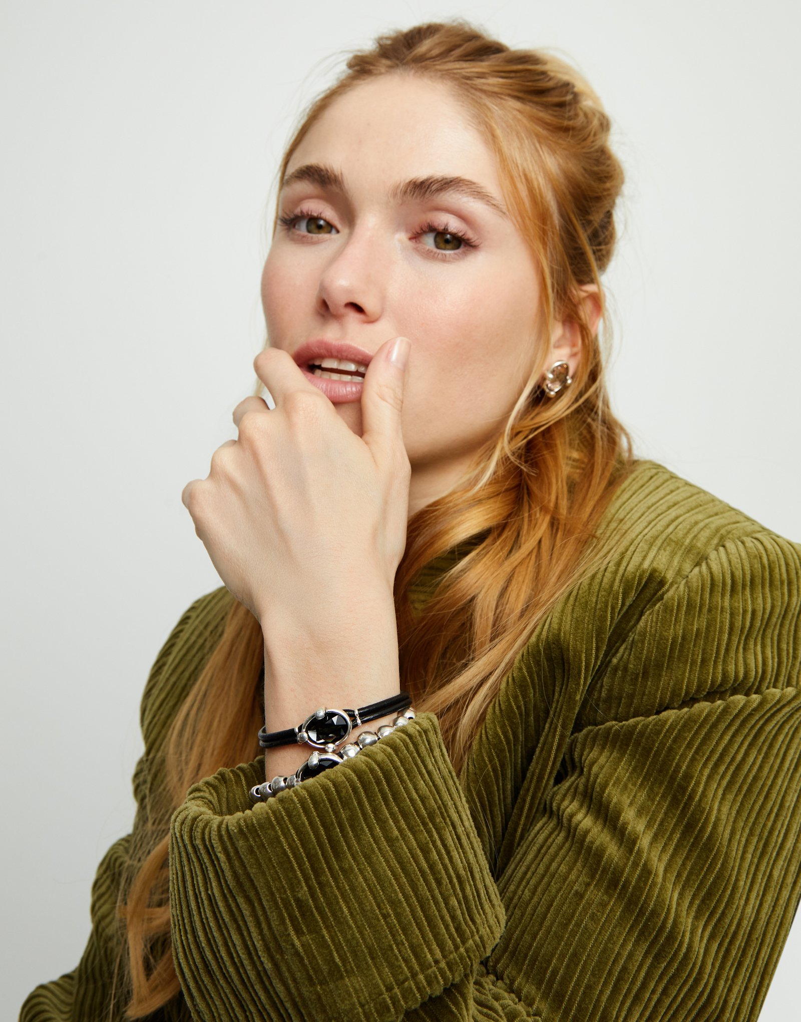 Pulsera de cuero y baño en plata con cristal facetado ovalado negro, Plateado, large thumbnail