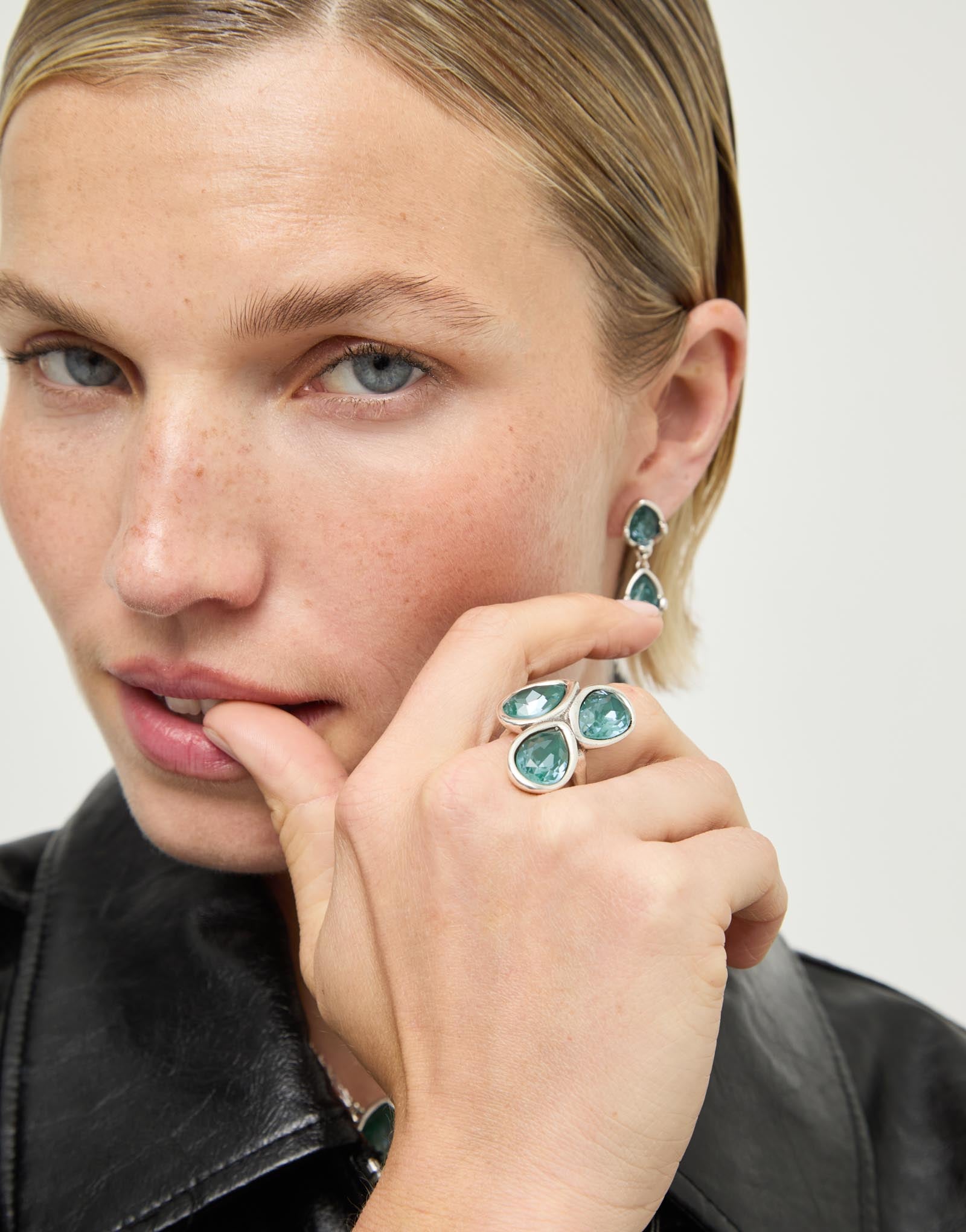 Ring with three green drop-shaped faceted crystals