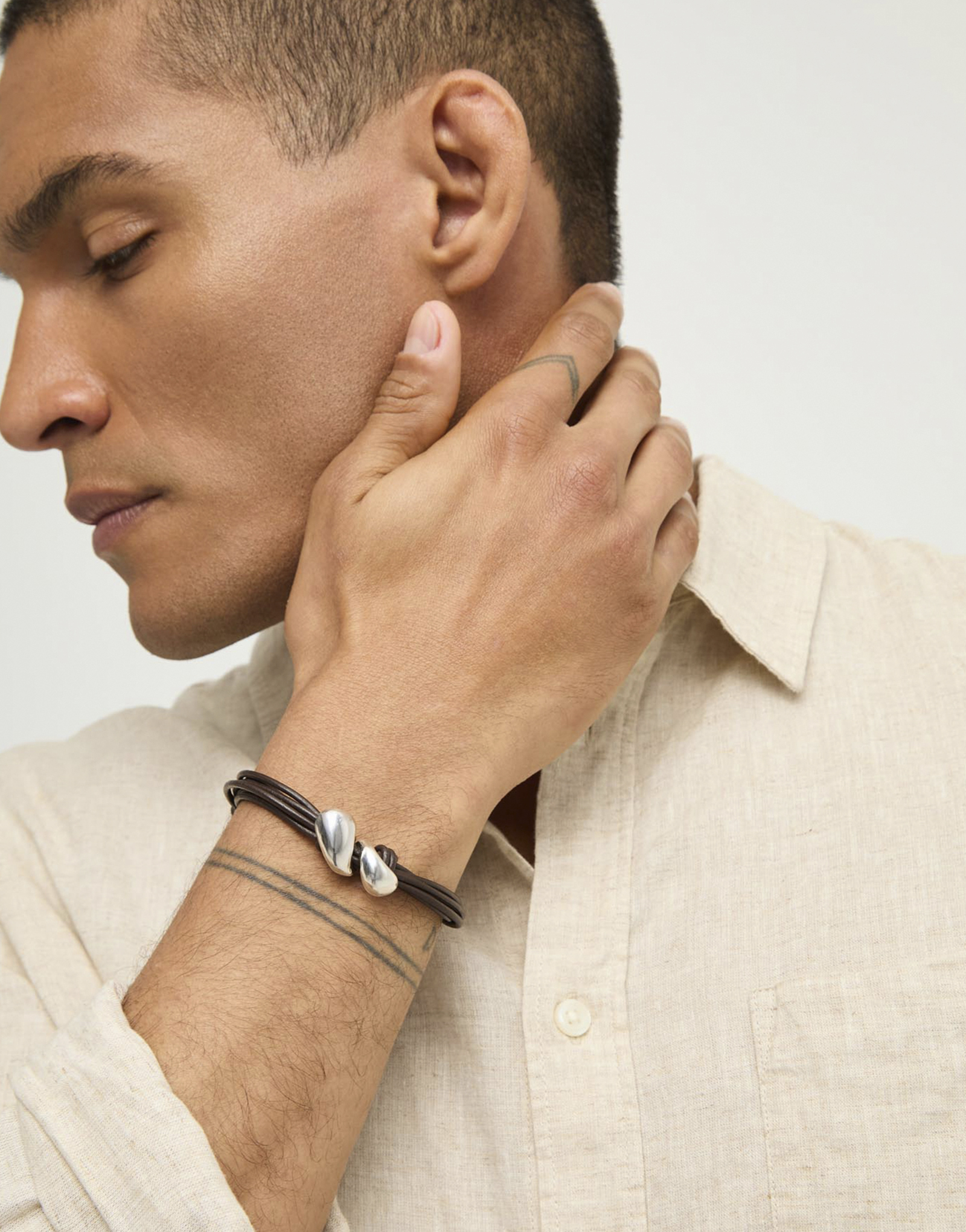 Leather bracelet with two drops