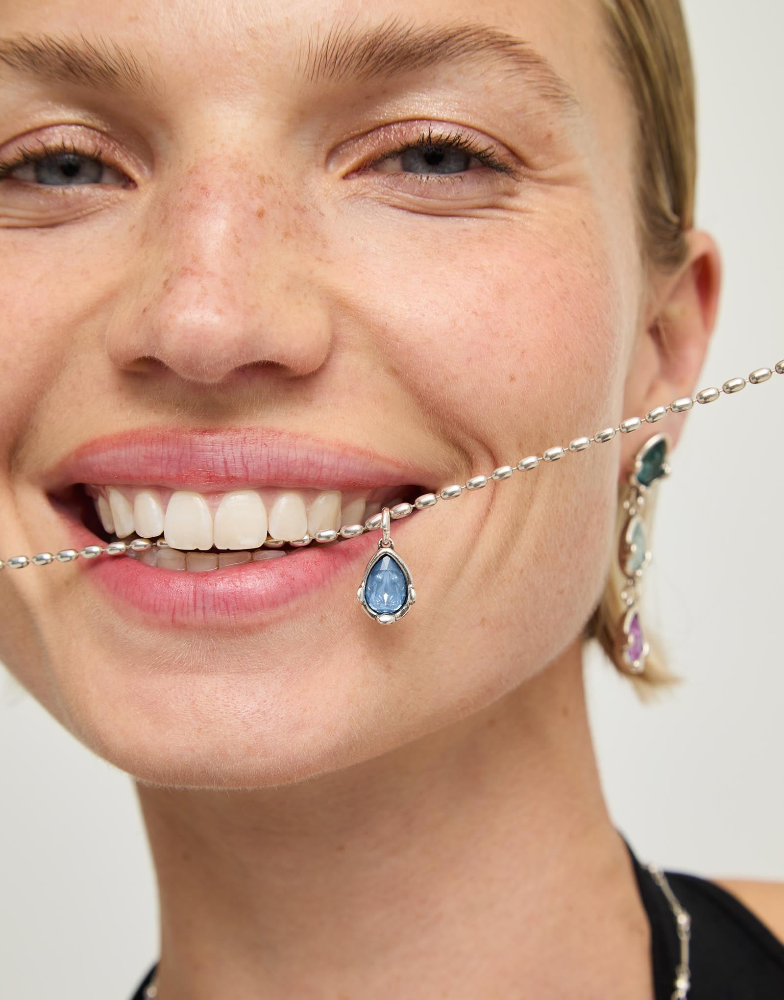Charm placcato argento a forma di goccia con cristallo sfaccettato blu
