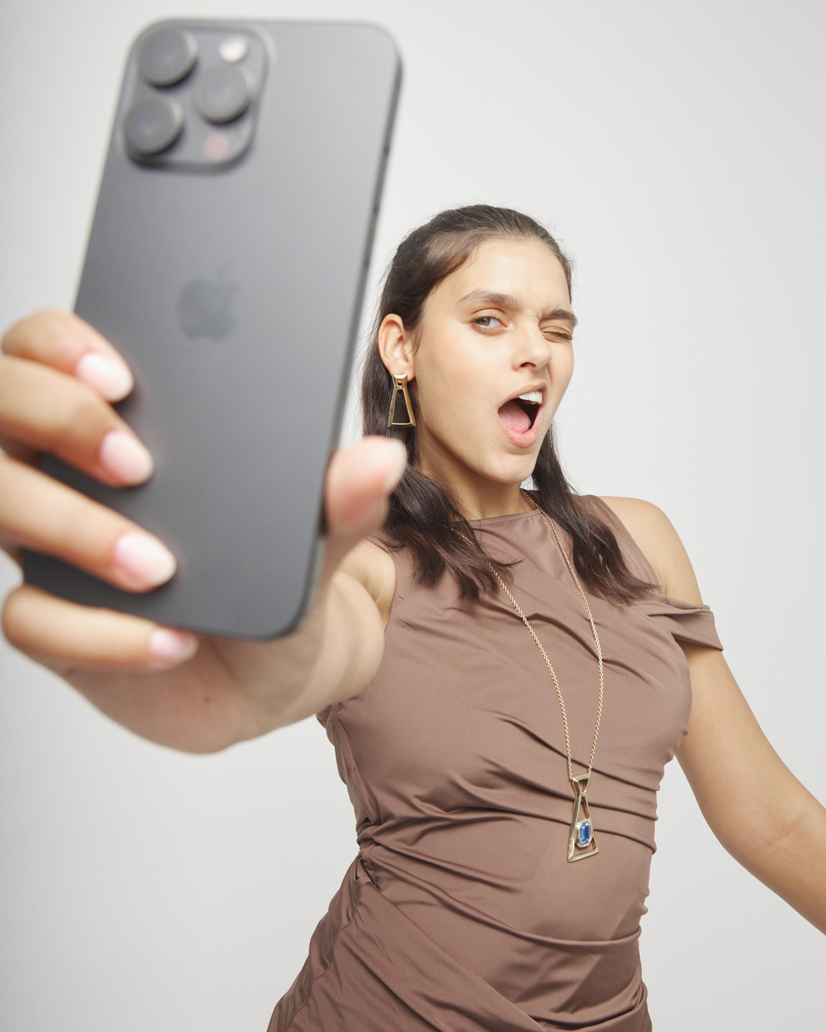 Collar largo con colgante ba&ntilde;ado en oro 18k y cristal facetado rectangular azul