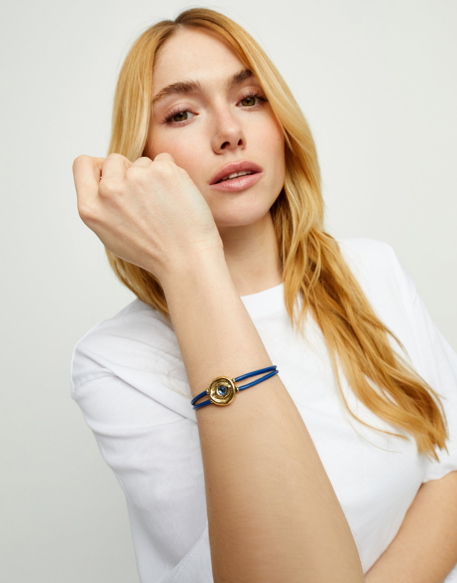 Pulsera doble de cuero azul con ojo bañado en oro 18k, Dorado, large thumbnail