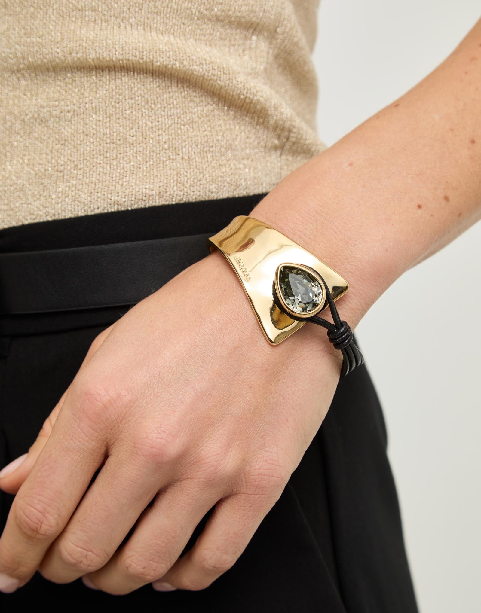 Semi-rigid bracelet with leather and a grey drop-shaped faceted crystal