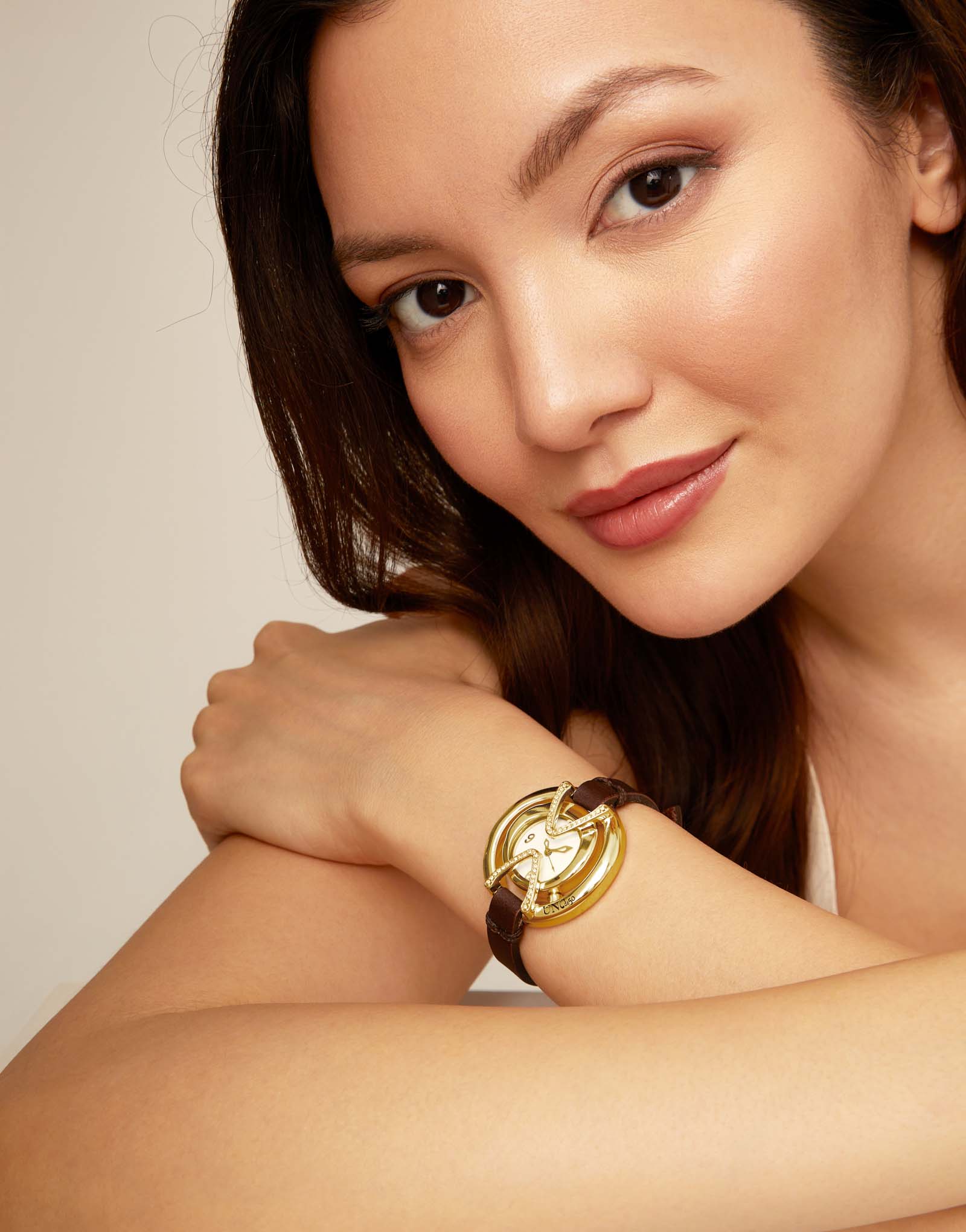 18K goldplated watch with brown leather strap and round dial with