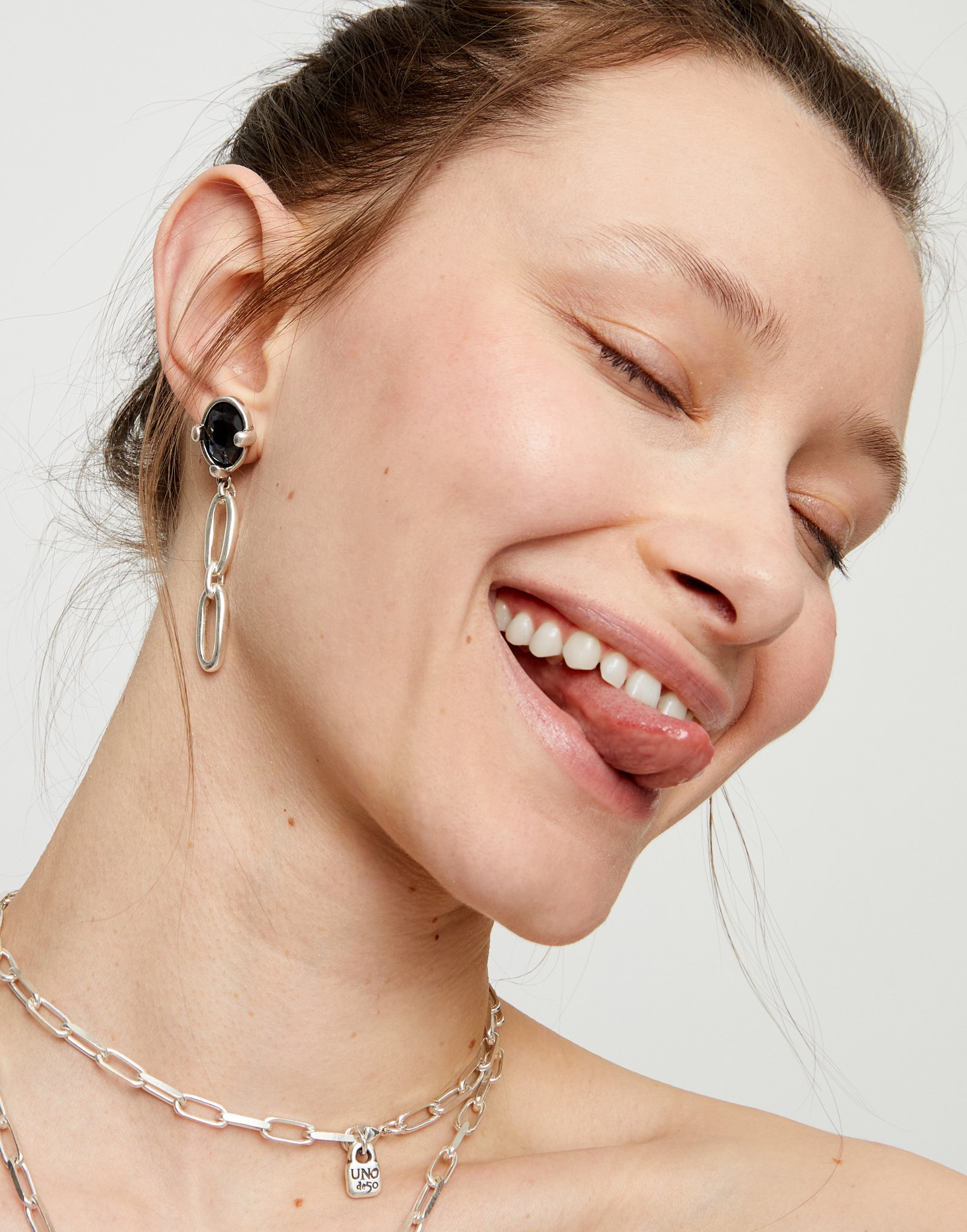 Pendientes largos bañados en plata con cristal facetado negro y eslabones, Plateado, large thumbnail