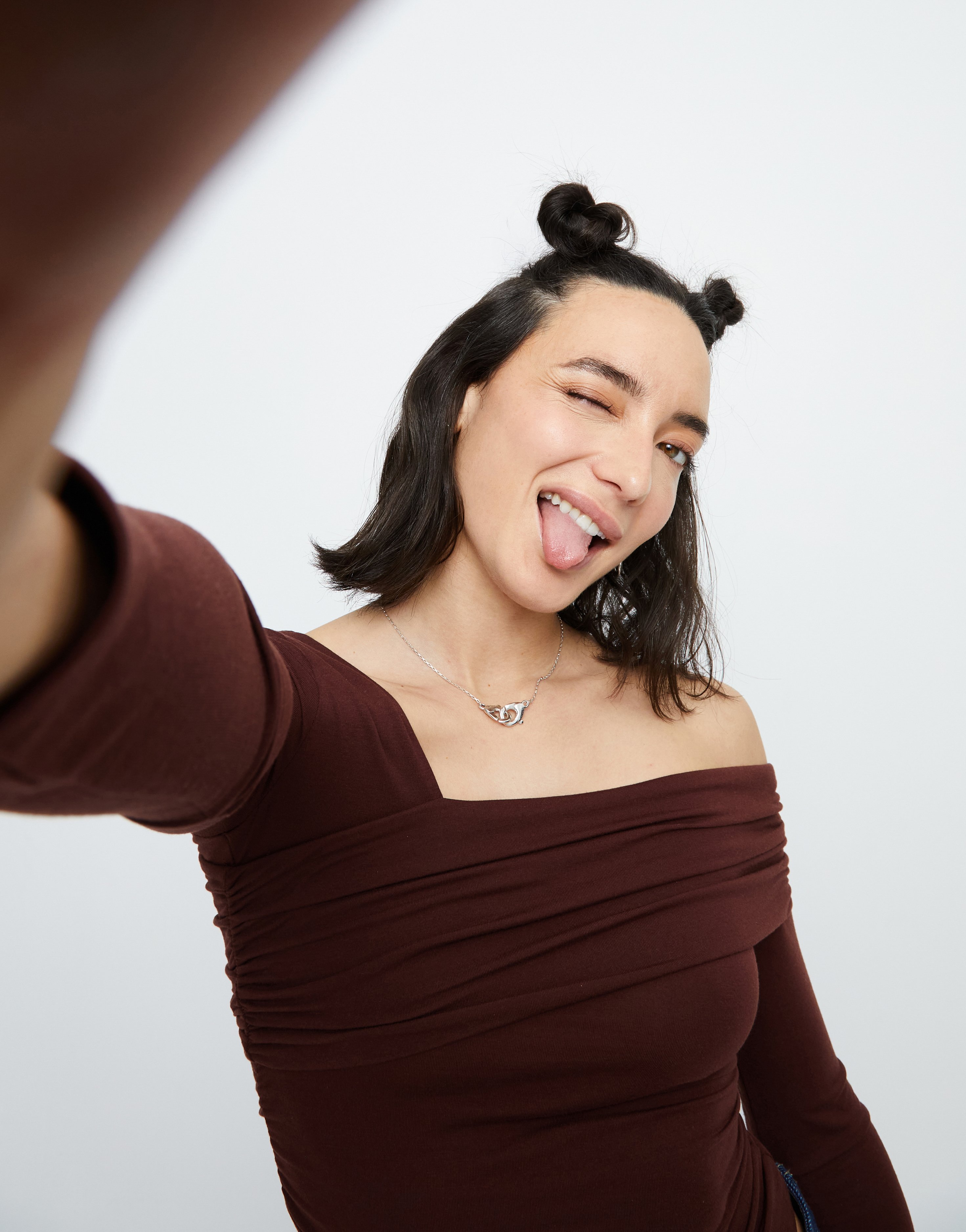 Collar bañado en plata con detalle de mosquetón entrelazado, Plateado, large thumbnail