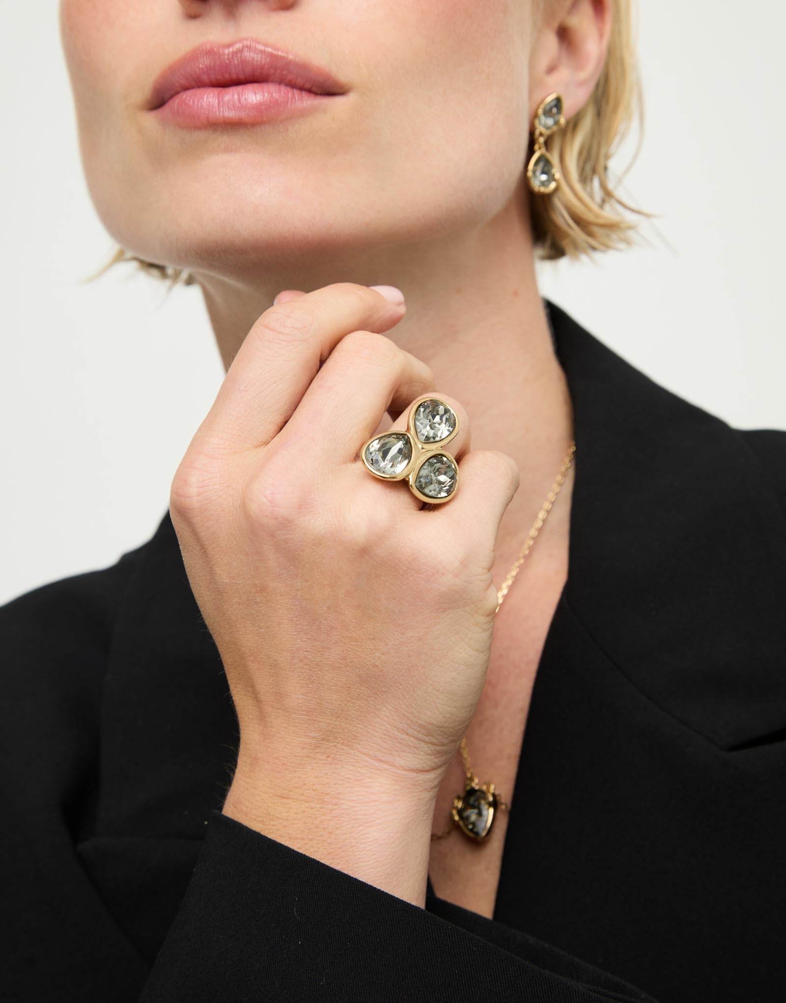 Ring with three grey drop-shaped faceted crystals
