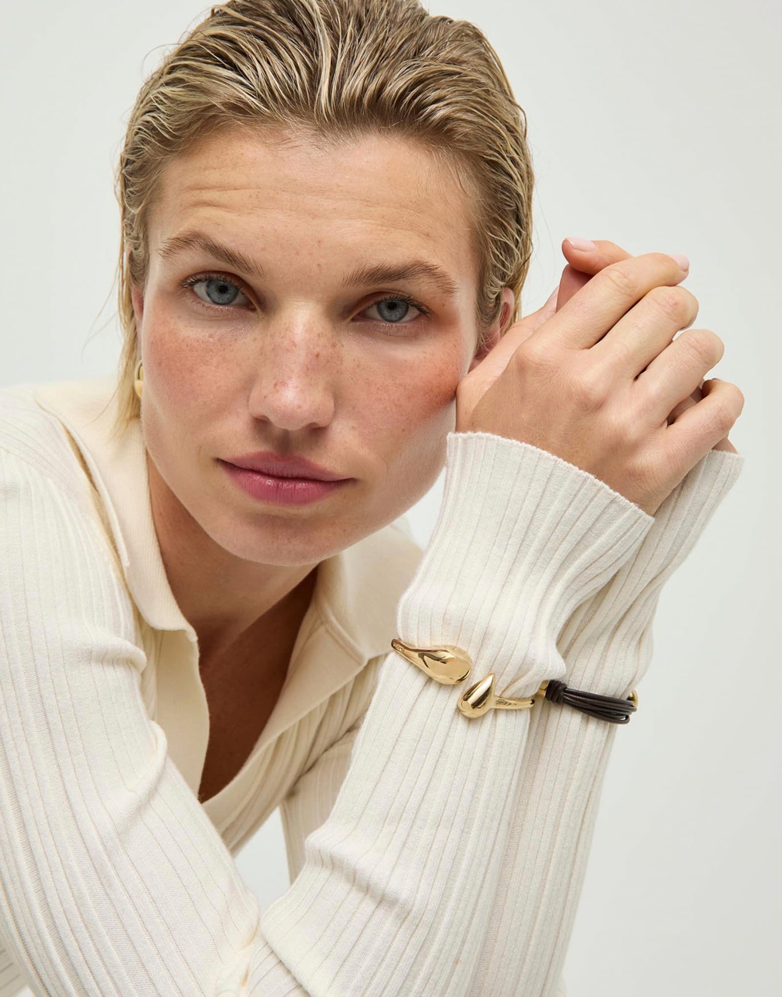 Bangle bracelet with rounded shapes