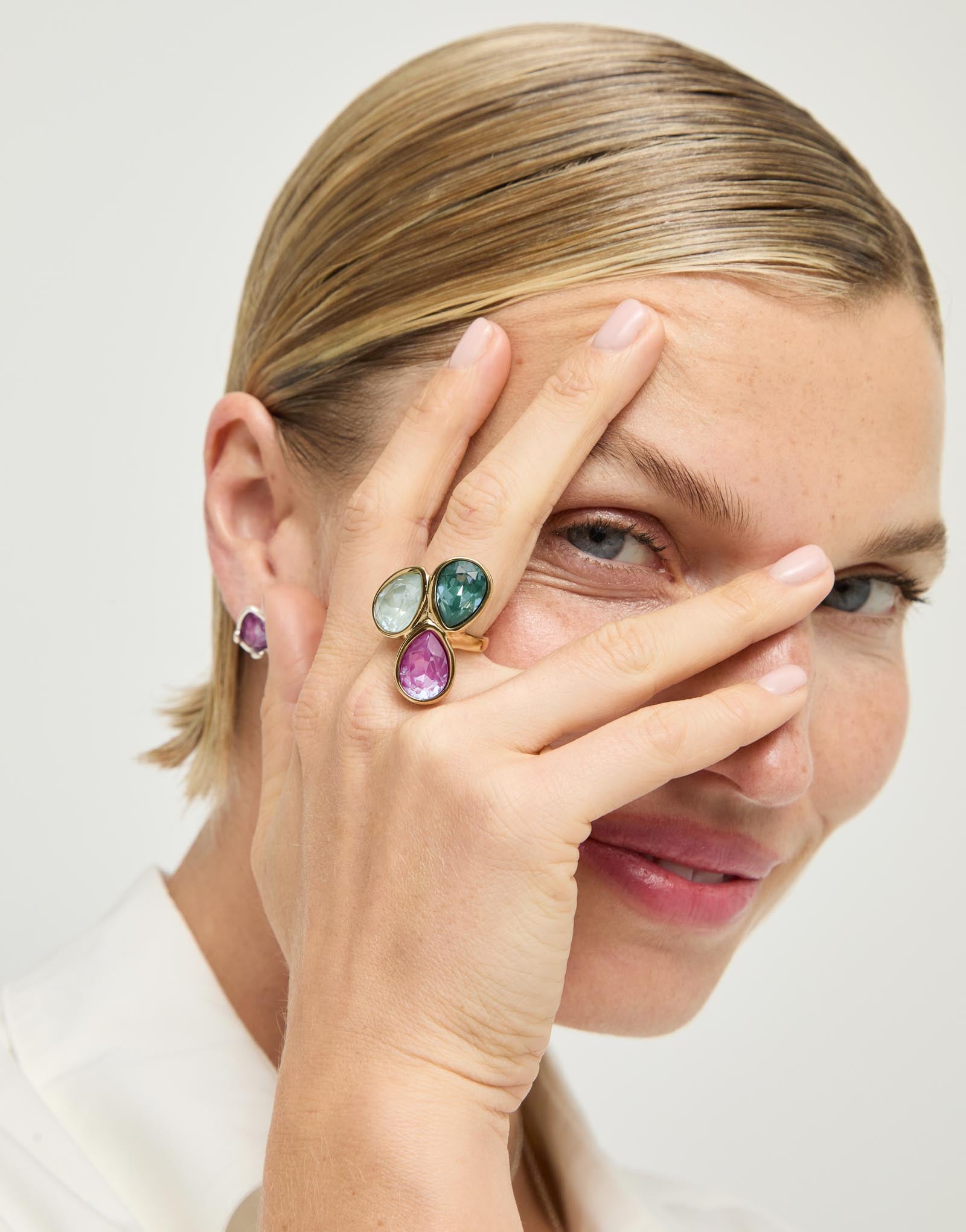 Ring with three multicoloured drop-shaped faceted crystals