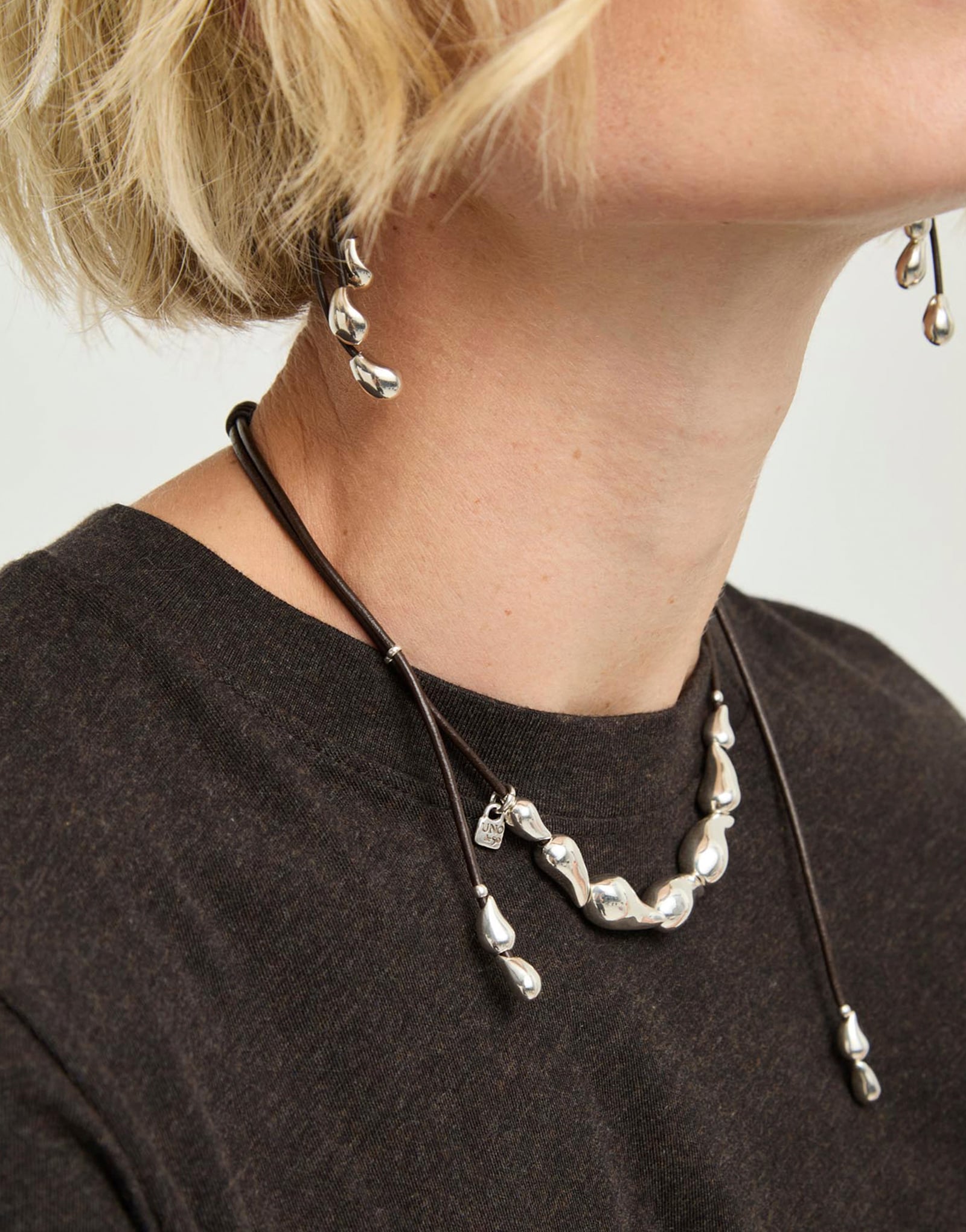 Leather necklace with intertwined drops