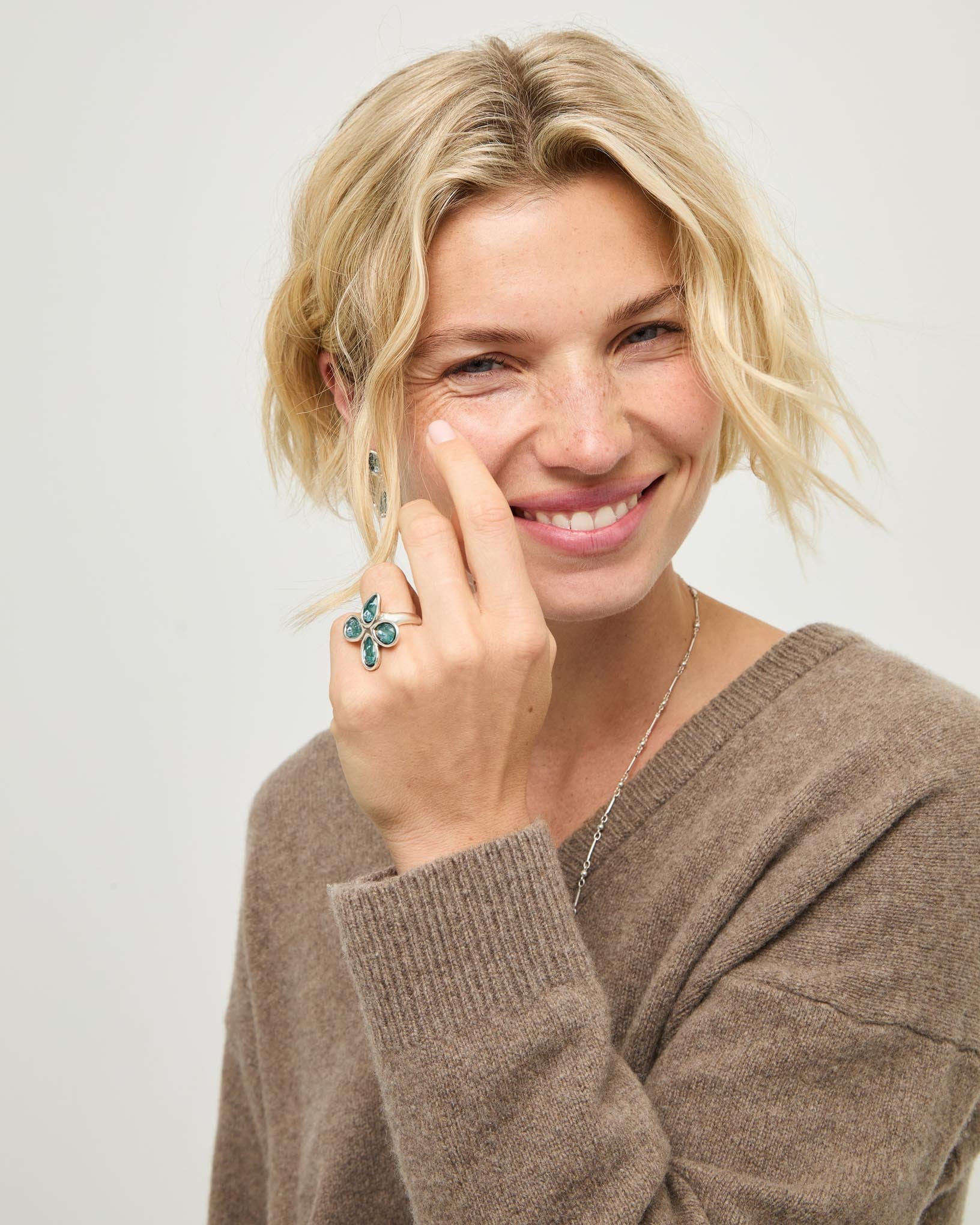 Ring with four green drop-shaped faceted crystals