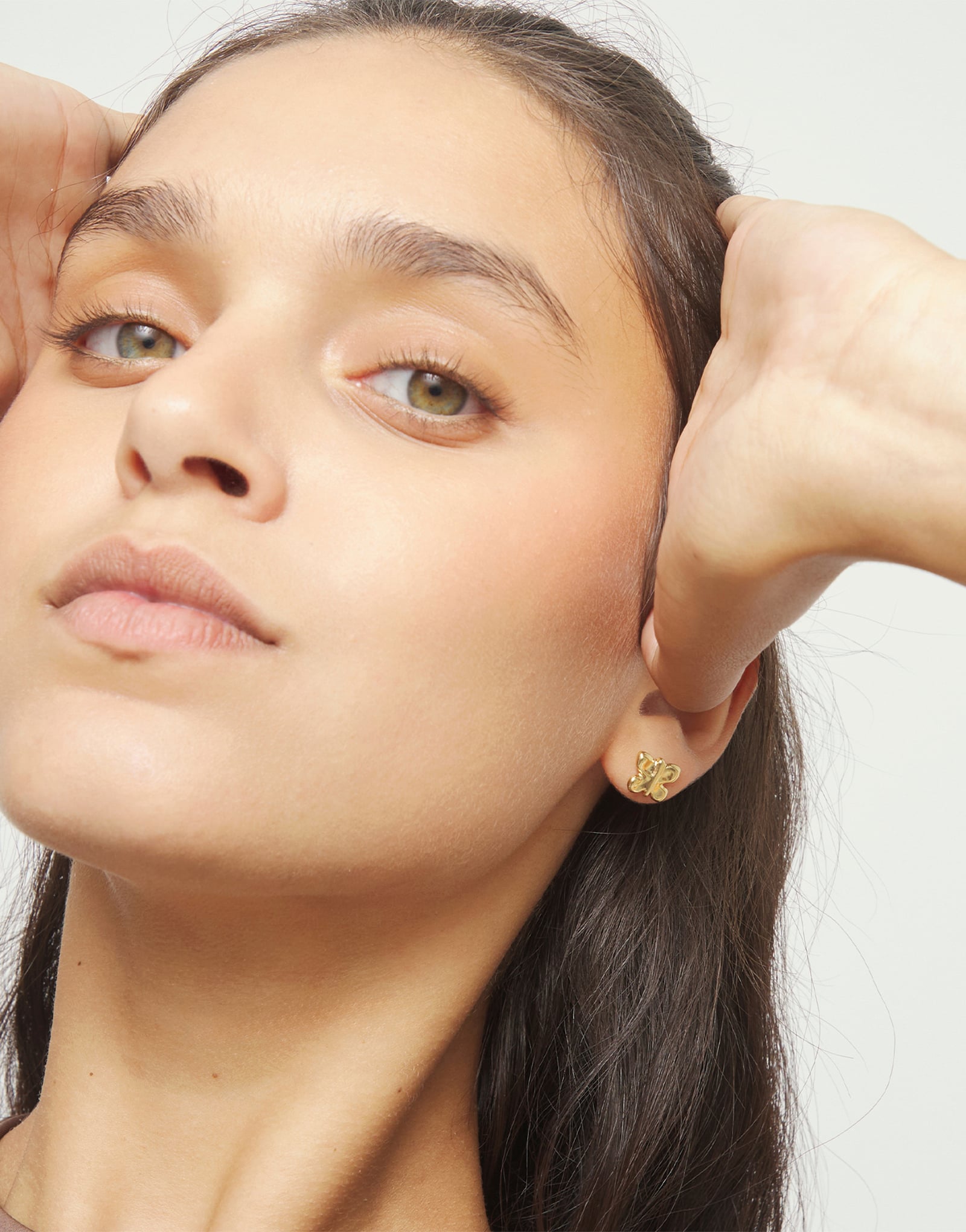 Pendientes peque&ntilde;os con forma de mariposa ba&ntilde;ados en oro 18k