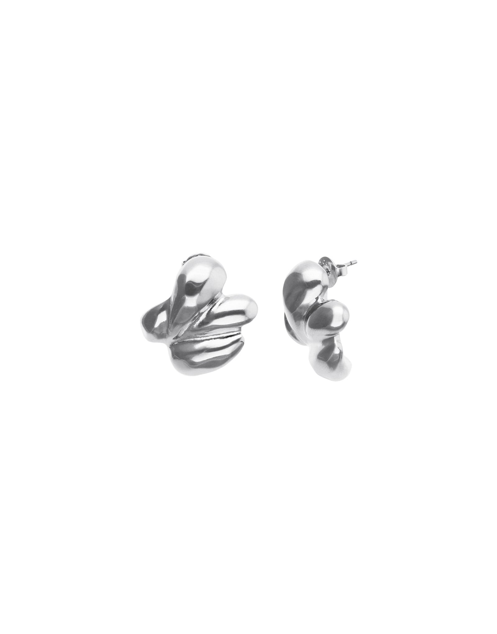 Pendientes ba&ntilde;ados en plata con gotas entrelazadas