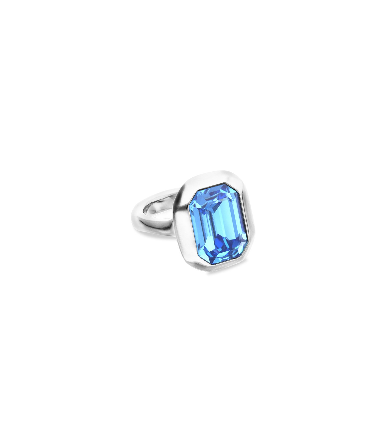 Rectangular ring with blue faceted crystal