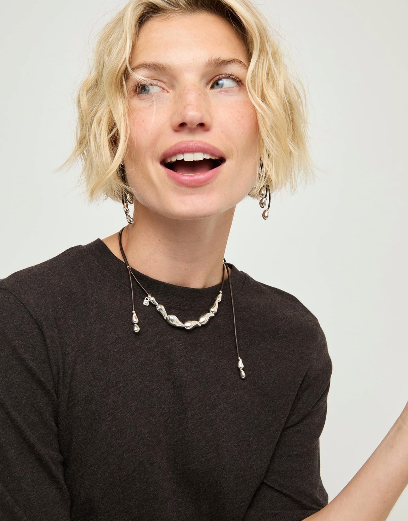 Leather necklace with intertwined drops