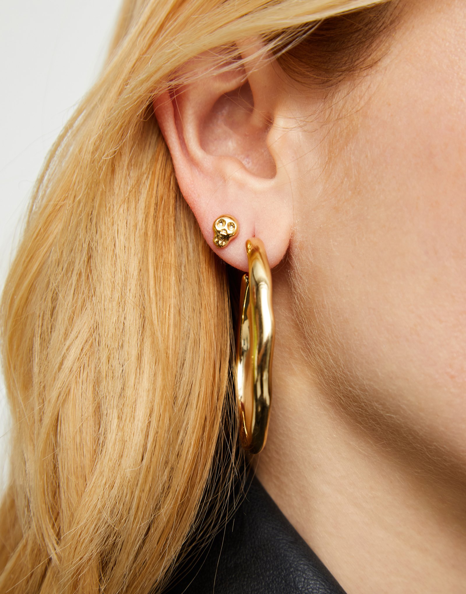 Skull single stud earring, Golden, large thumbnail