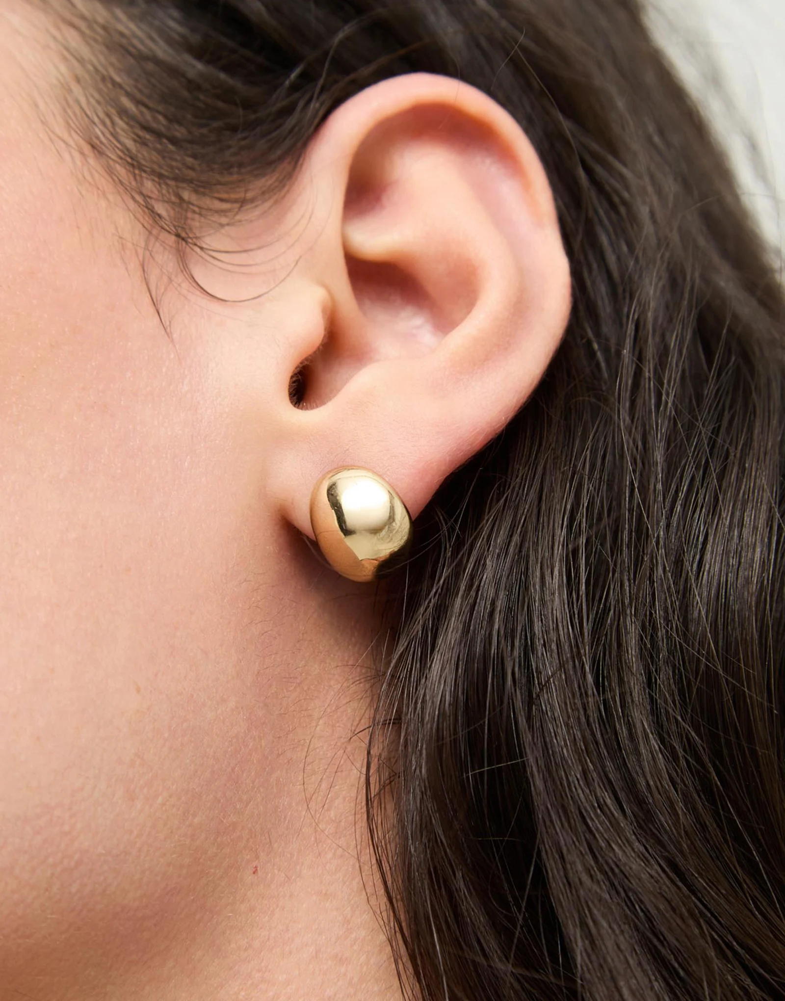 Pendientes peque&ntilde;os ba&ntilde;ados en oro forma circular