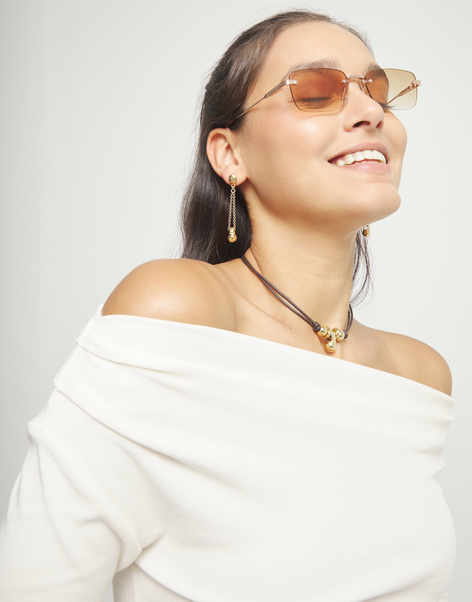 Drop earrings with long chain and sphere