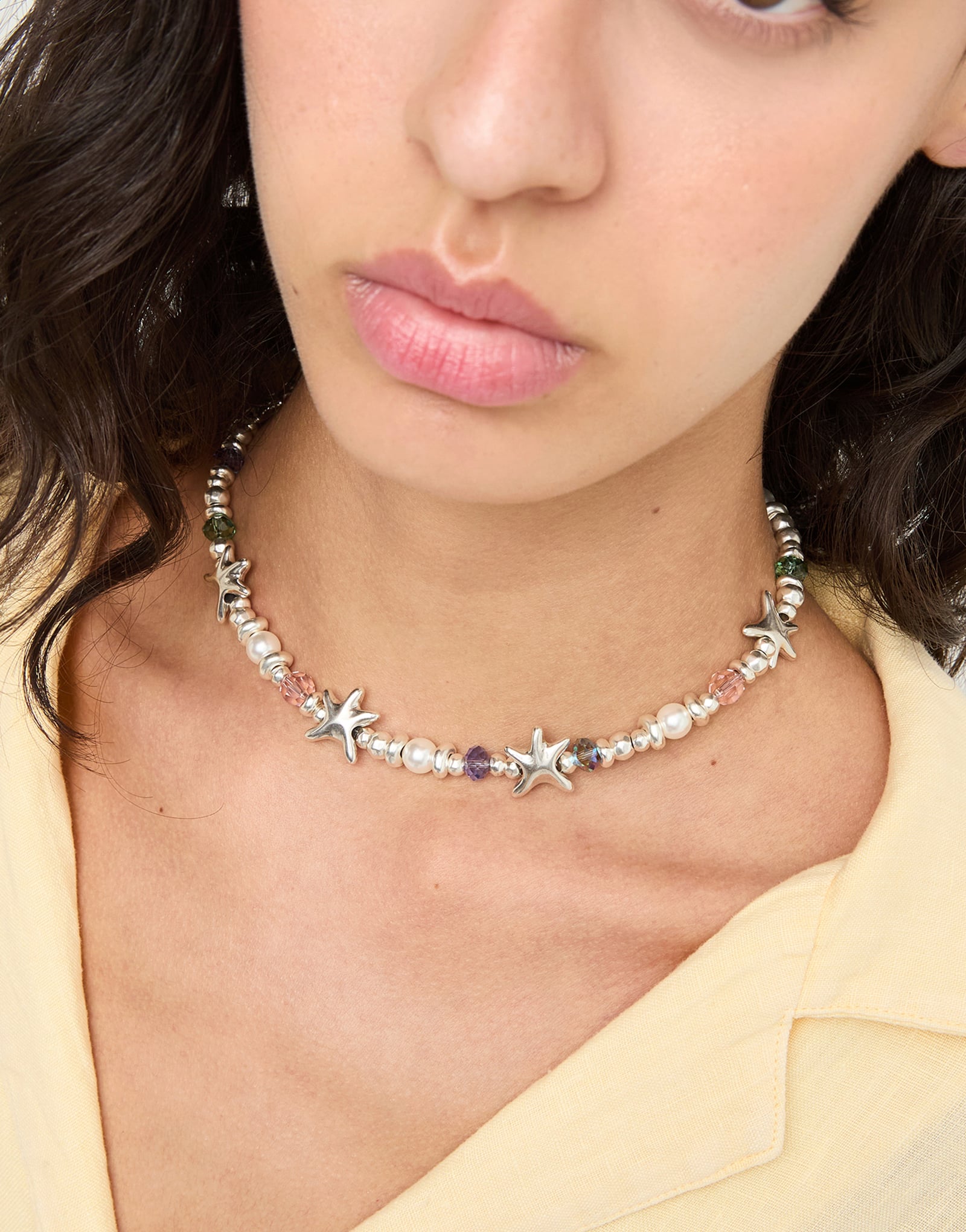 Short necklace with crystals and small starfishes