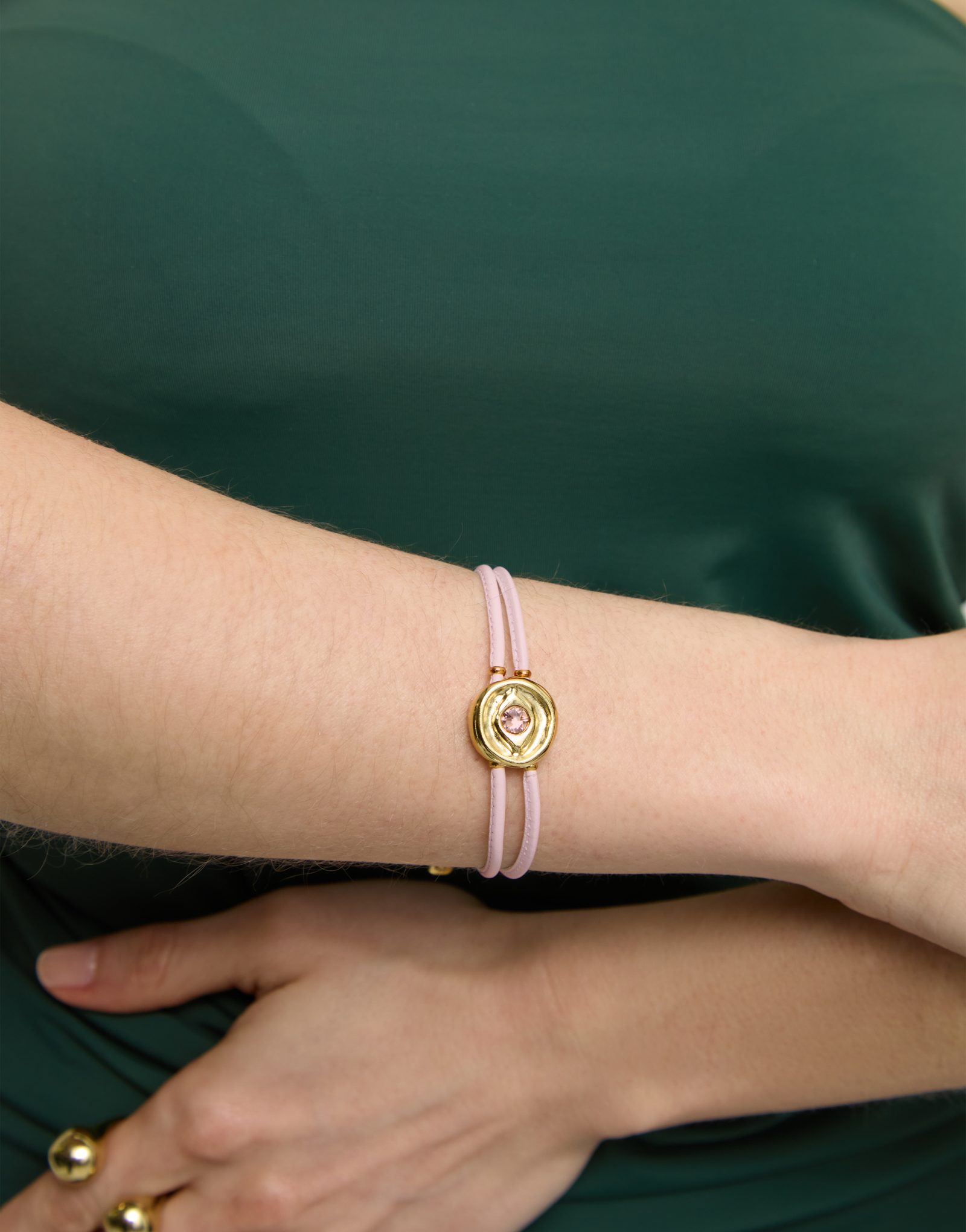 Pulsera doble de cuero fucsia con ojo bañado en oro 18k, Dorado, large thumbnail