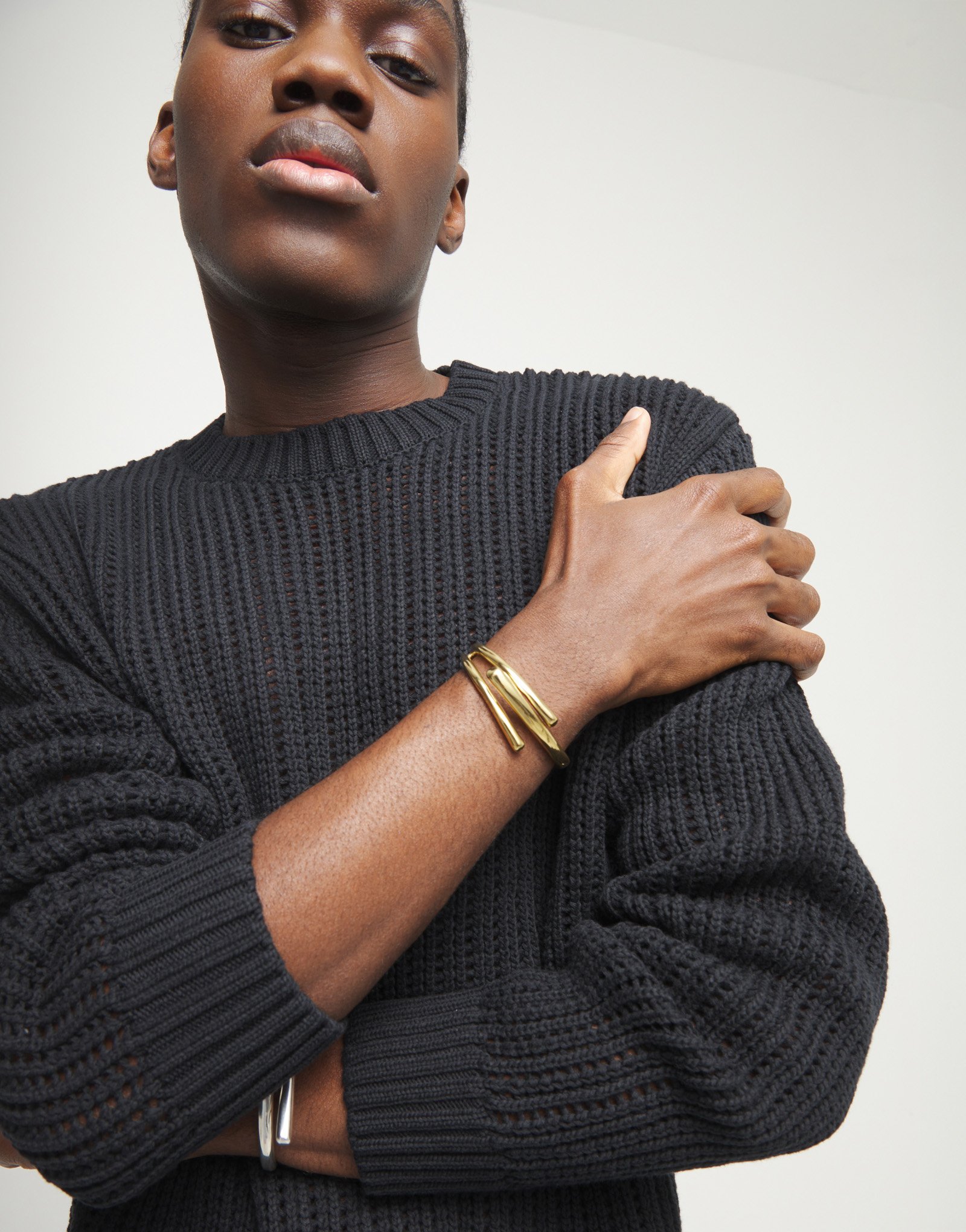 Pulsera r&iacute;gida ba&ntilde;ada en oro 18k con tres formas org&aacute;nicas entrelazadas, Dorado, large thumbnail