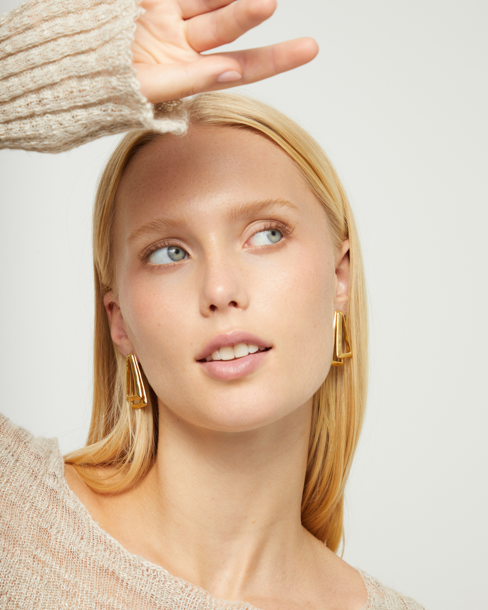 Pendientes triangulares dobles ba&ntilde;ados en oro 18k