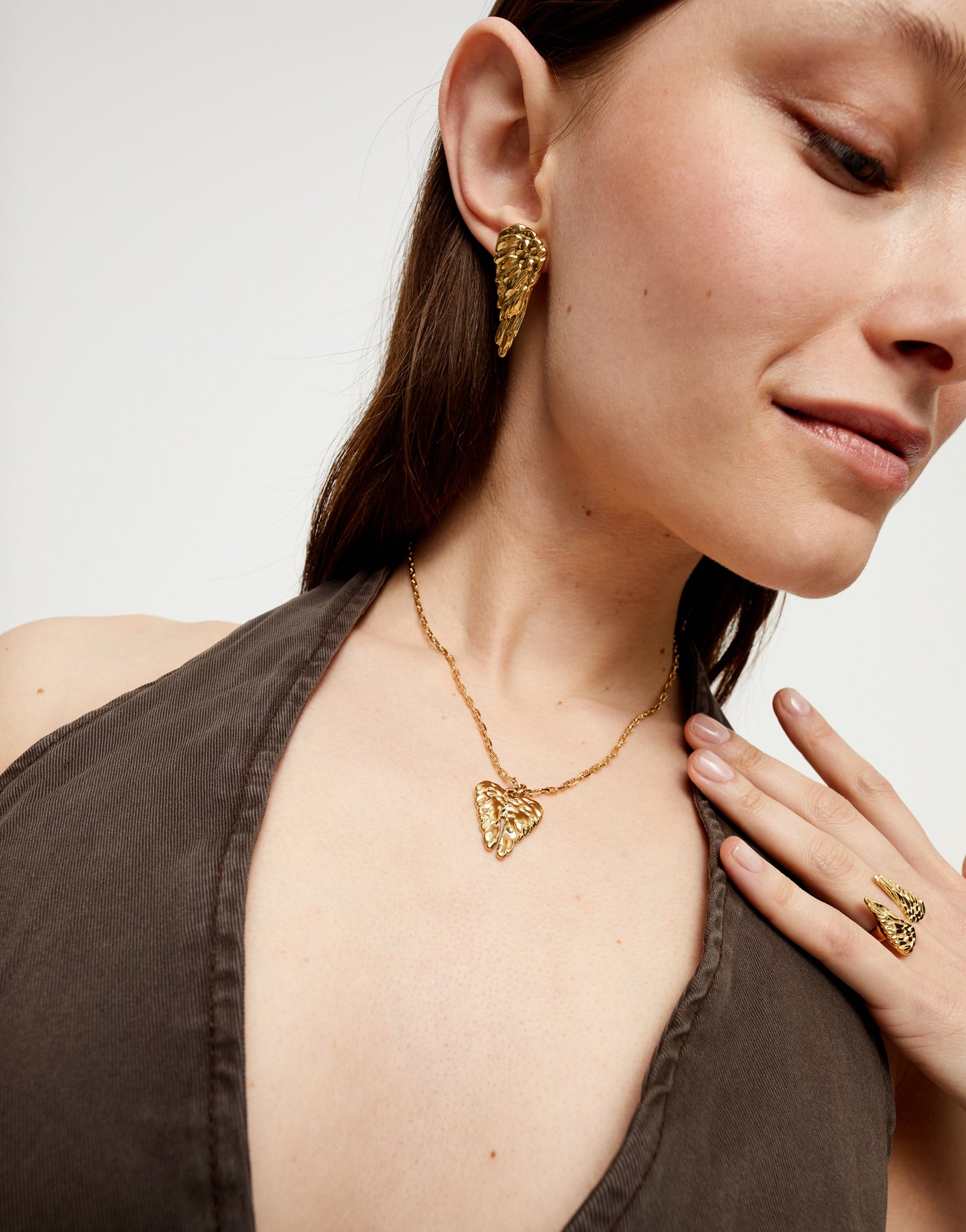Short necklace with wing detail, Golden, large thumbnail