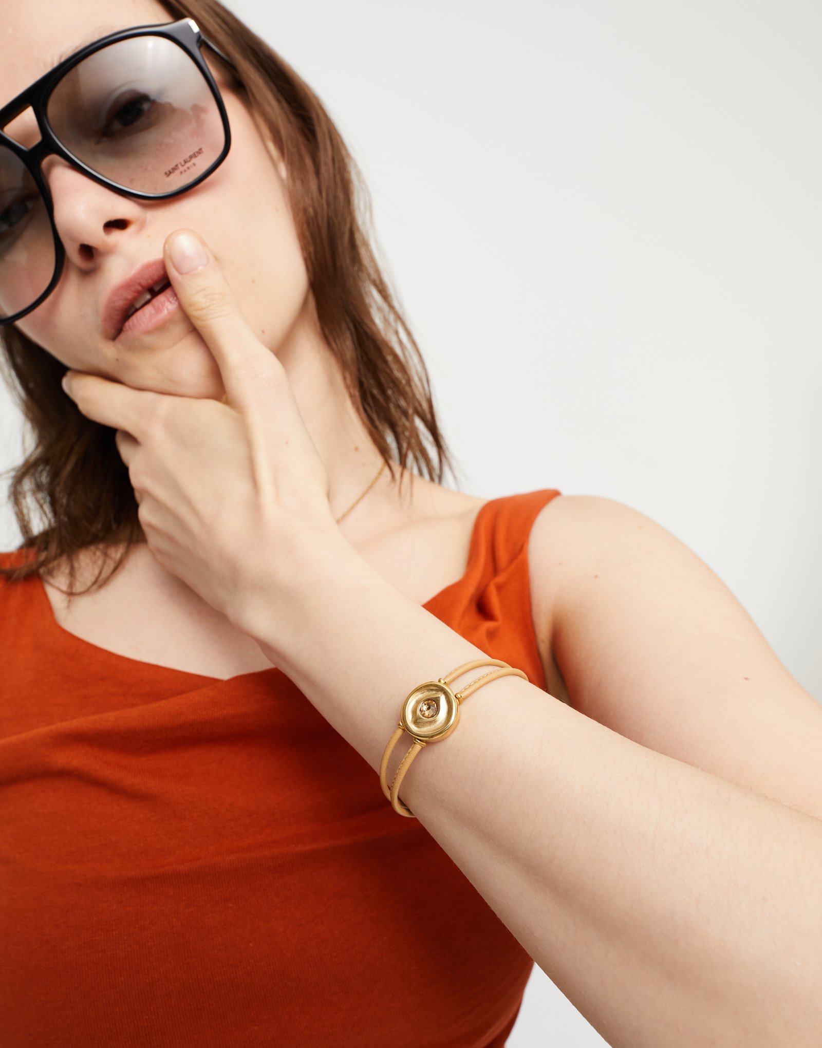 Pulsera doble de cuero crema con ojo bañado en oro 18k, Dorado, large thumbnail
