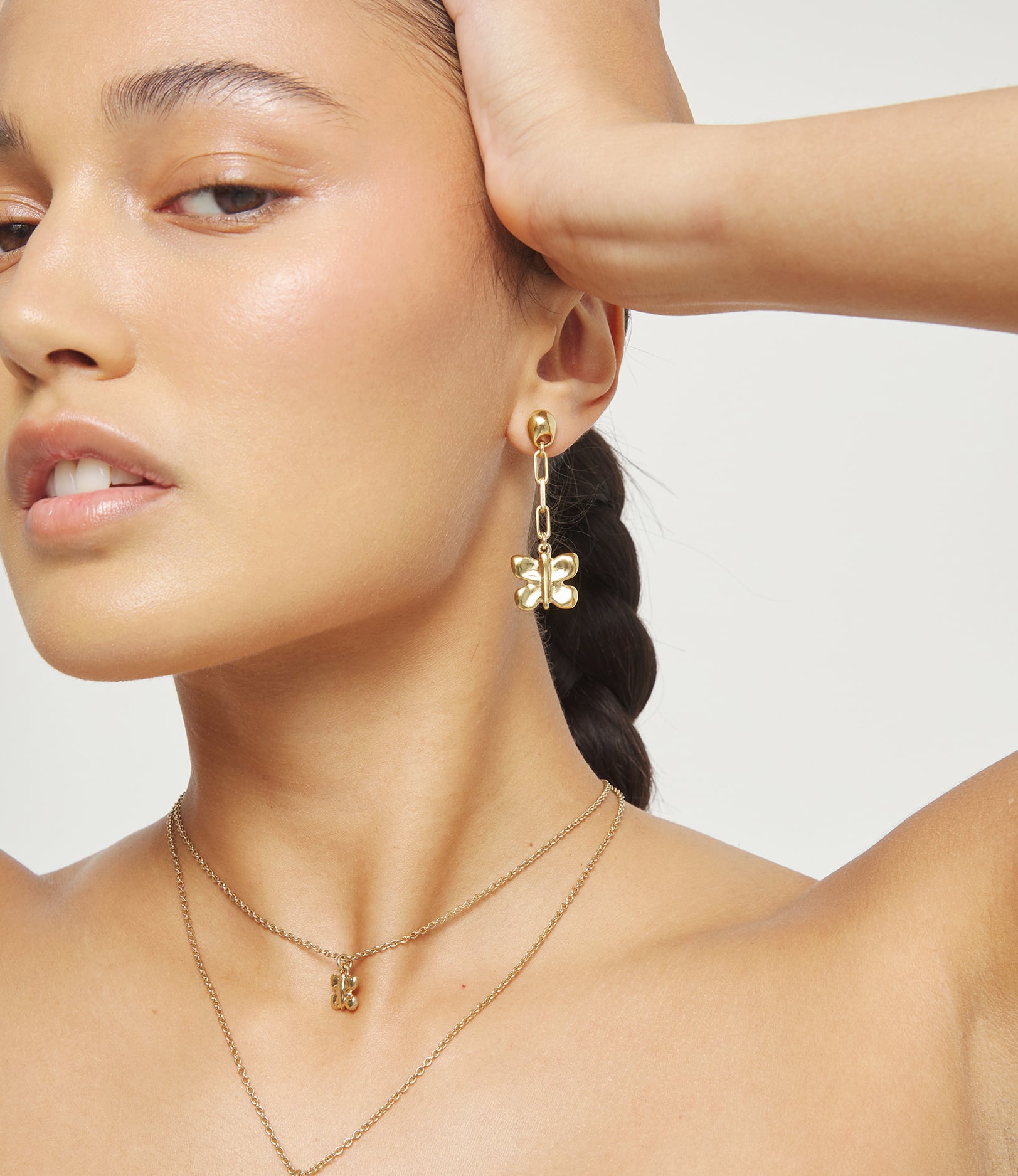Pendientes largos de aleaci&oacute;n de metales ba&ntilde;ados en oro 18k en forma de mariposa