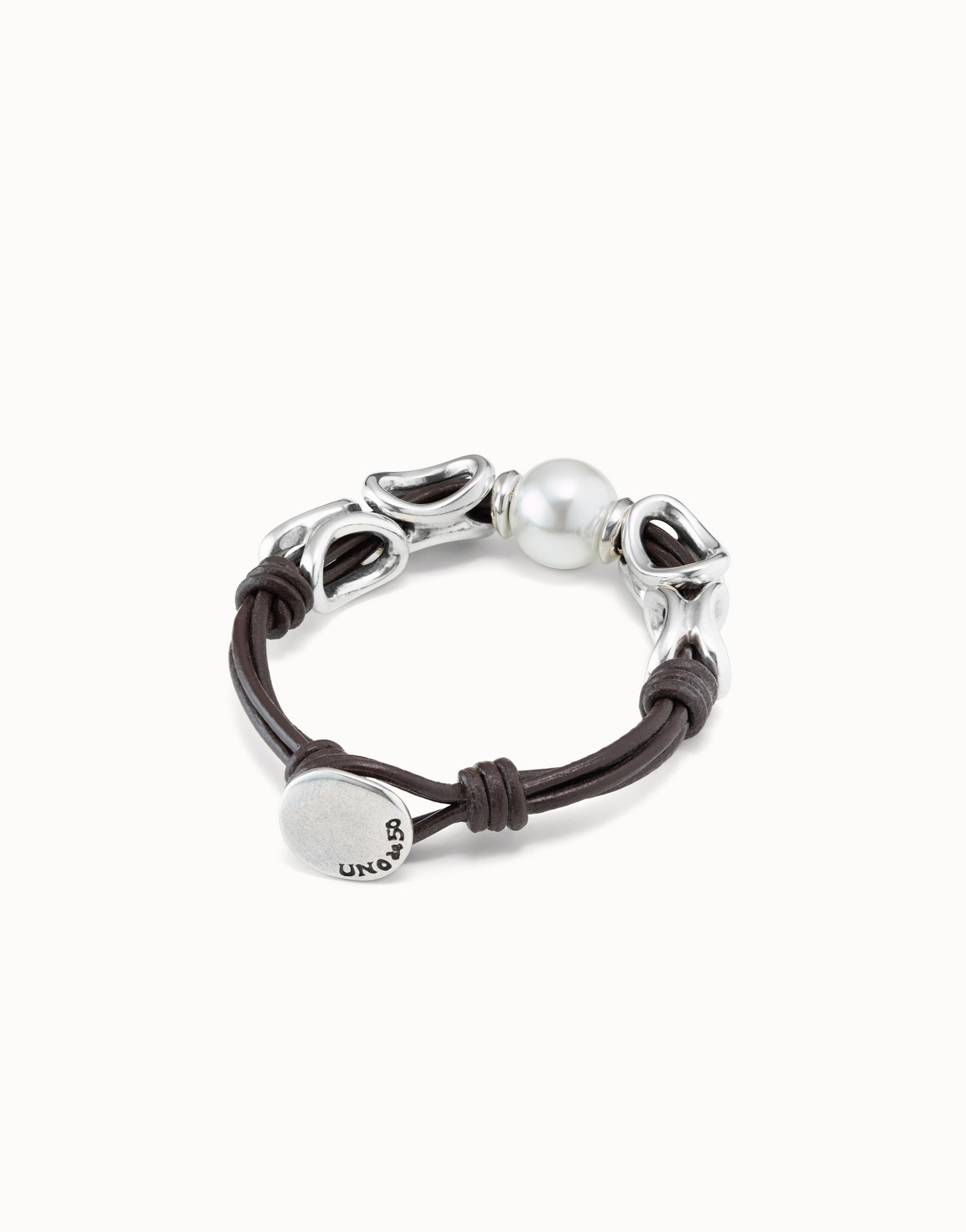 Bracelet en cuir brun avec des maillons en argent de forme ovale, perle centrale et une fermeture à bouton, , large image number null